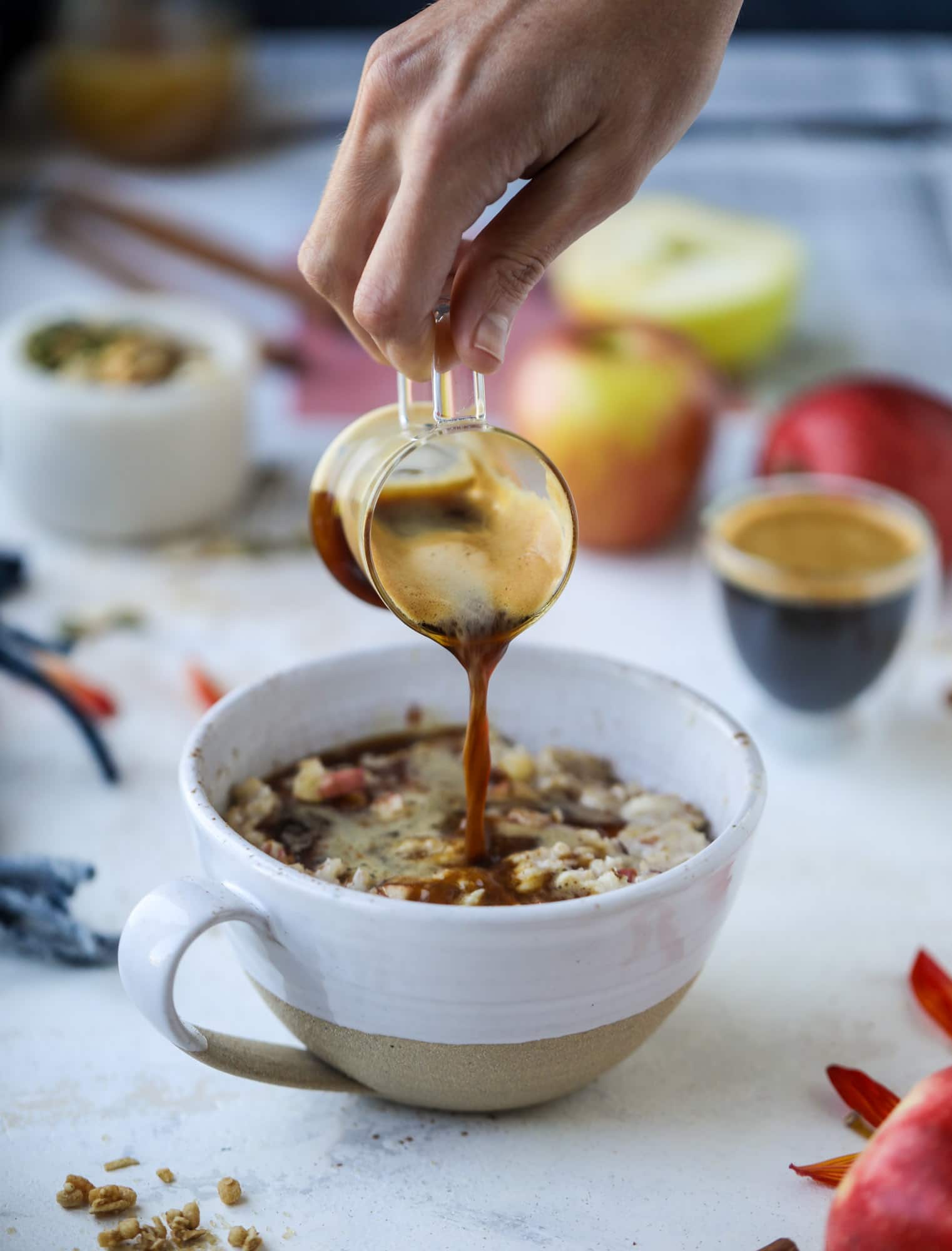 This oatmeal latte recipe is the best of both worlds! Creamy, dreamy apple cinnamon oatmeal combined with freshly brewed espresso makes for the best breakfast every. Satisfying and caffeinating! I howsweeteats.com #oatmeal #latte #apple #cinnamon #breakfast #coffee