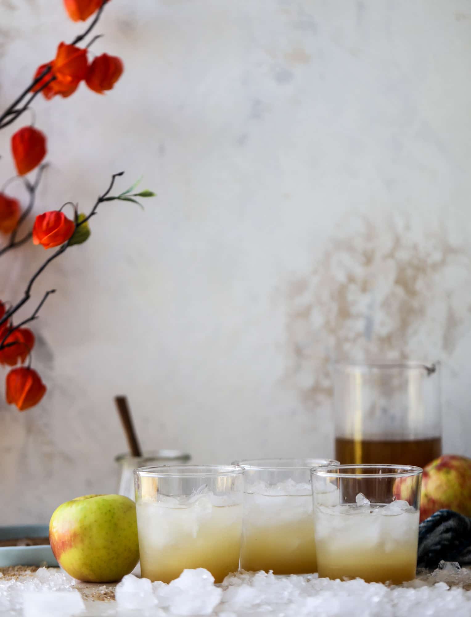This honeycrisp apple cocktail is so perfect for fall! Fresh honeycrisp apple juice, honeycrisp apple syrup, vodka and ginger beer come together to create a refreshing, bubbly drink for autumn. Finished with a cinnamon sugar rim - YUM. I howsweeteats.com #honeycrisp #apple #cocktail #fall #drinks #vodka