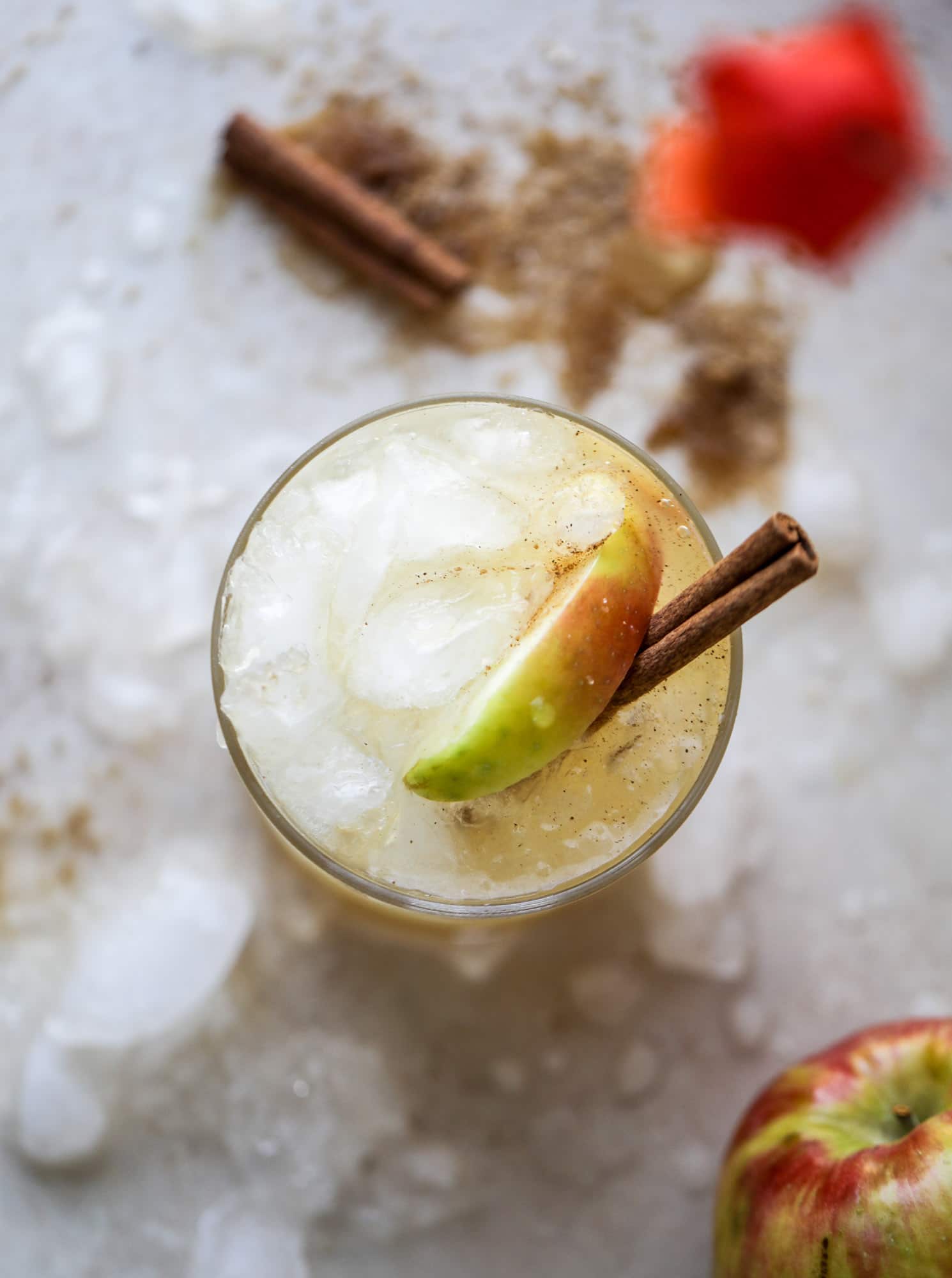 This honeycrisp apple cocktail is so perfect for fall! Fresh honeycrisp apple juice, honeycrisp apple syrup, vodka and ginger beer come together to create a refreshing, bubbly drink for autumn. Finished with a cinnamon sugar rim - YUM. I howsweeteats.com #honeycrisp #apple #cocktail #fall #drinks #vodka