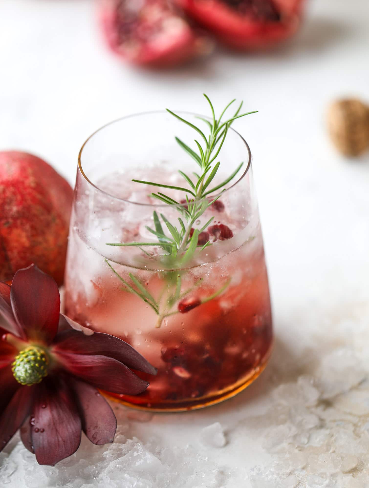 The pomegranate smash cocktail is a great drink for fall, Thanksgiving and the holiday season. Pomegranate juice, vodka and prosecco create a bubbly delicious drink that is garnished with pomegranate arils and rosemary. So festive! I howsweeteats.com #pomegranate #smash