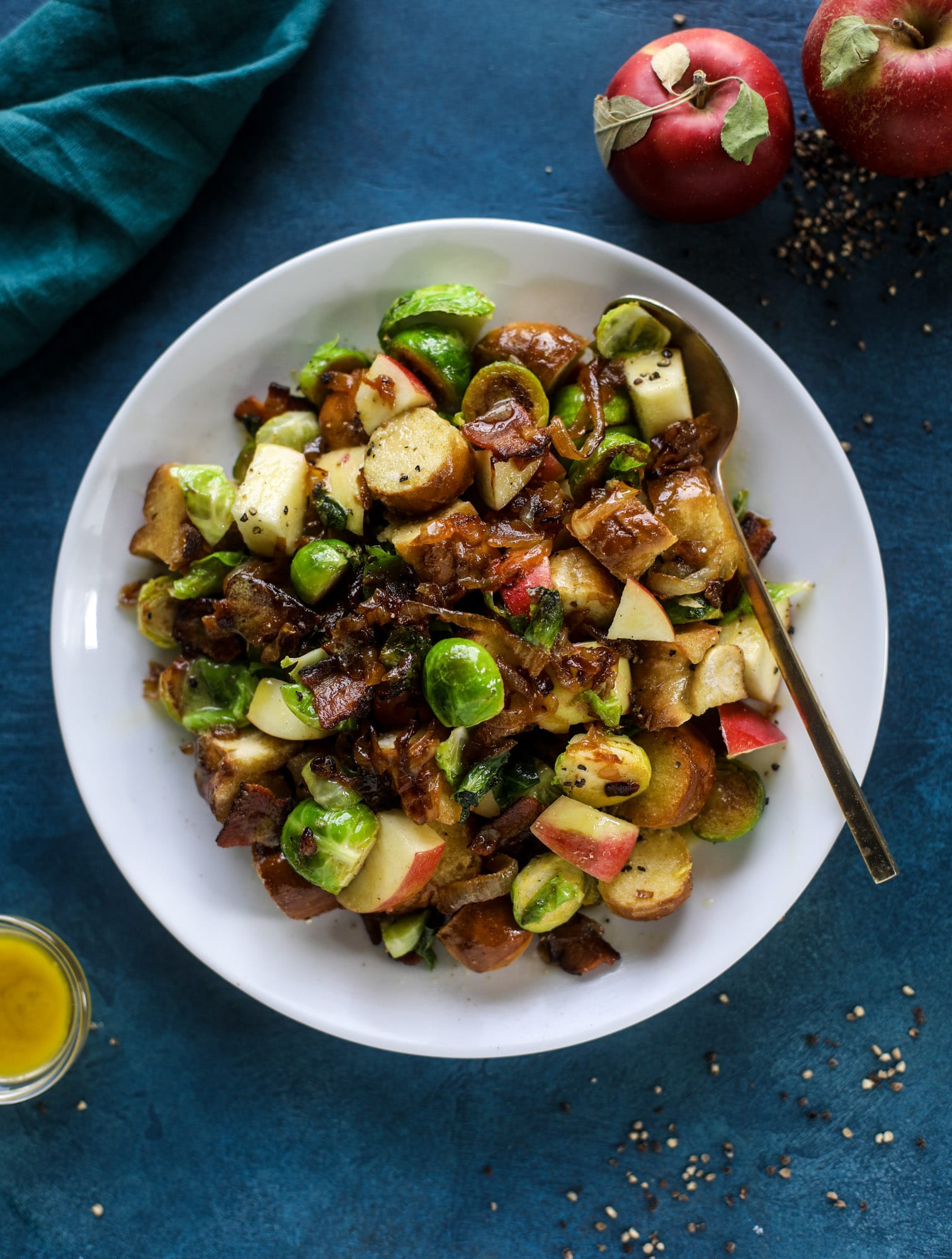 This soft pretzel panzanella with mustard vinaigrette is the best flavor combination for a fall salad there is! Crispy bacon, brussels sprouts, caramelized onion and chopped apple comes together to make for a satisfying delicious autumn salad. I howsweeteats.com #soft #pretzel #panzanella #mustard #apple #brusselssprouts