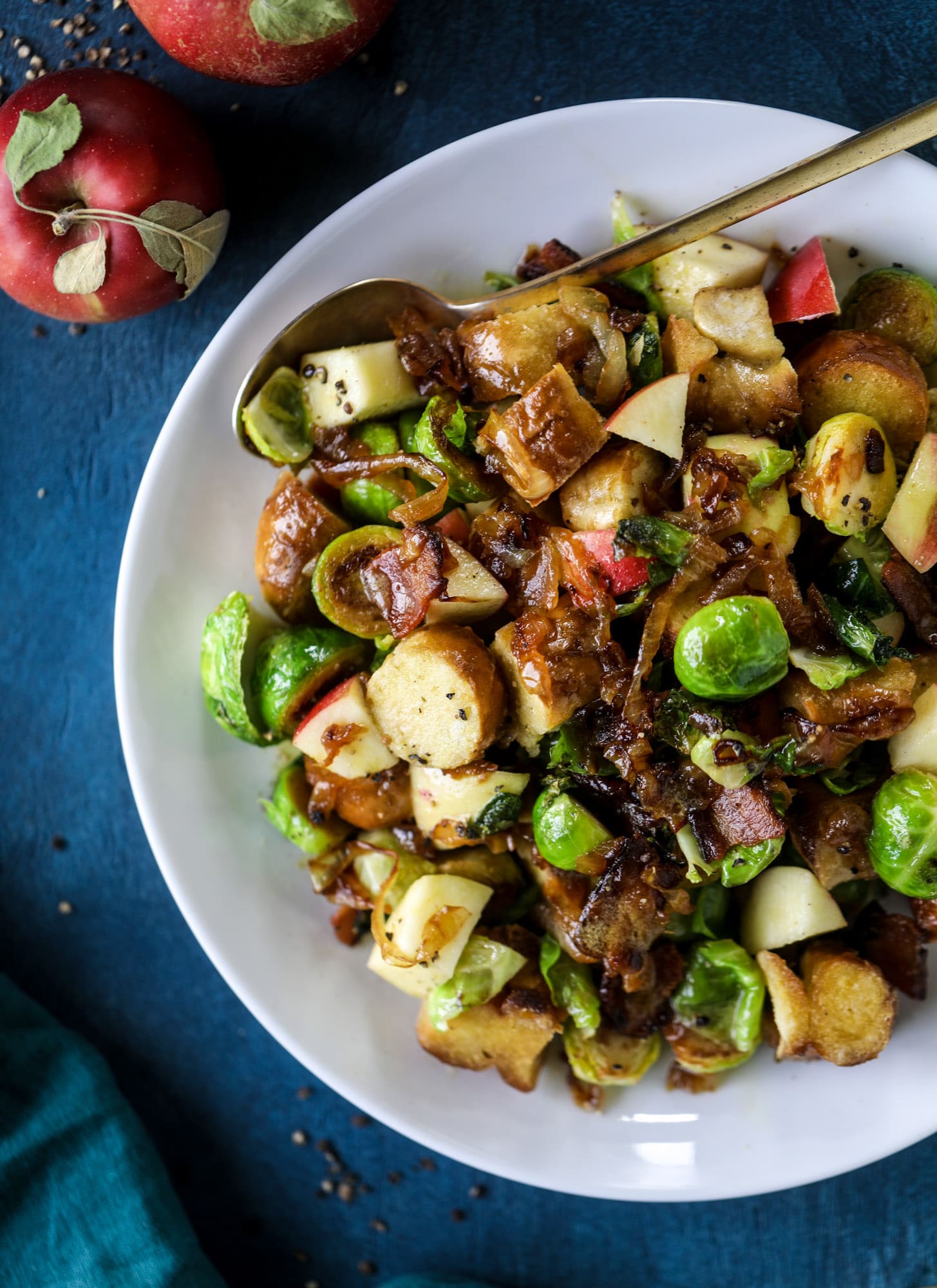 This soft pretzel panzanella with mustard vinaigrette is the best flavor combination for a fall salad there is! Crispy bacon, brussels sprouts, caramelized onion and chopped apple comes together to make for a satisfying delicious autumn salad. I howsweeteats.com #soft #pretzel #panzanella #mustard #apple #brusselssprouts