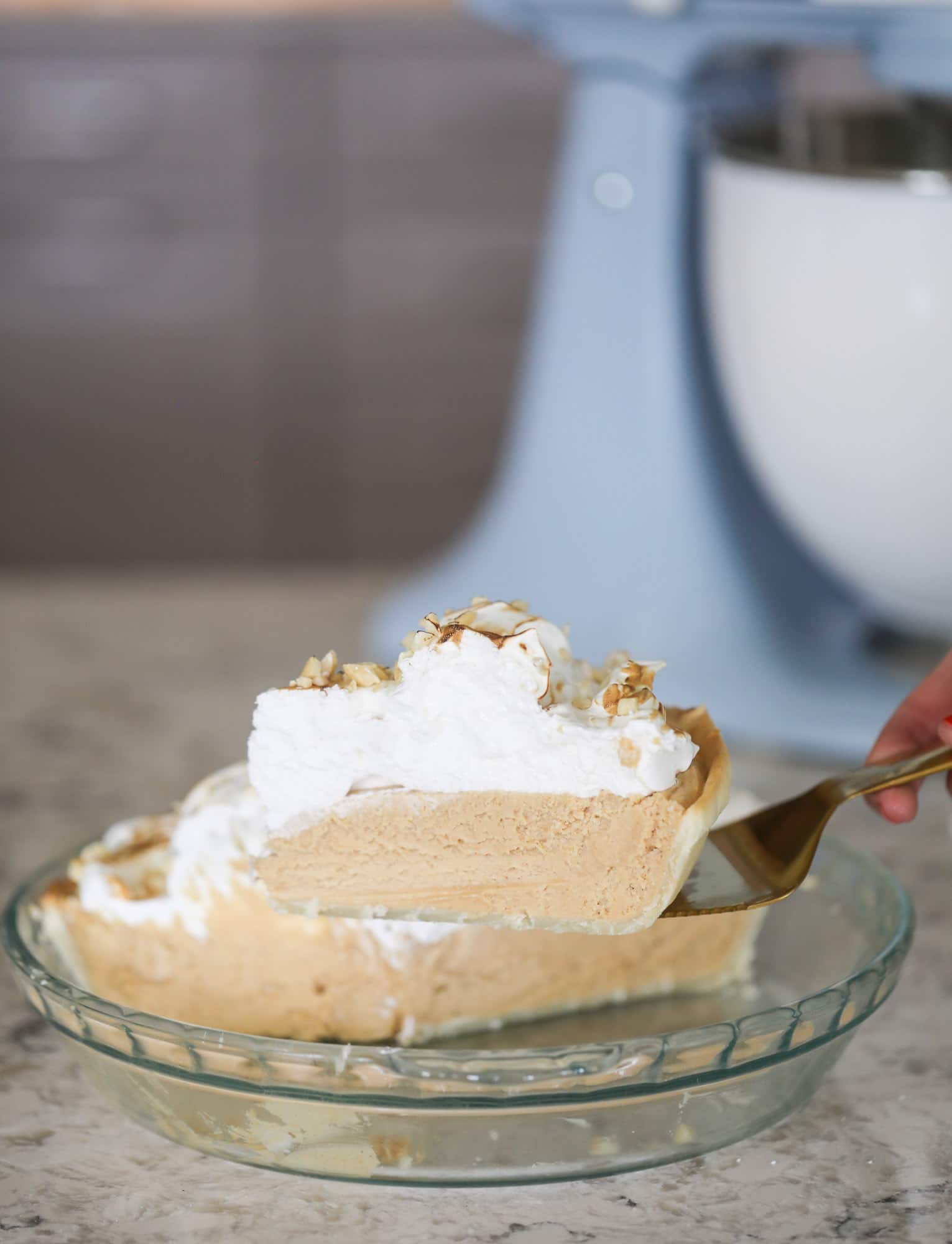 This peanut butter pie recipe is almost identical to the one that my grandmother made when I was a crust. Flaky pastry crust is what makes this pie different, along with a creamy no-bake peanut butter filling that is rich and decadent! I howsweeteats.com #peanutbutter #pie