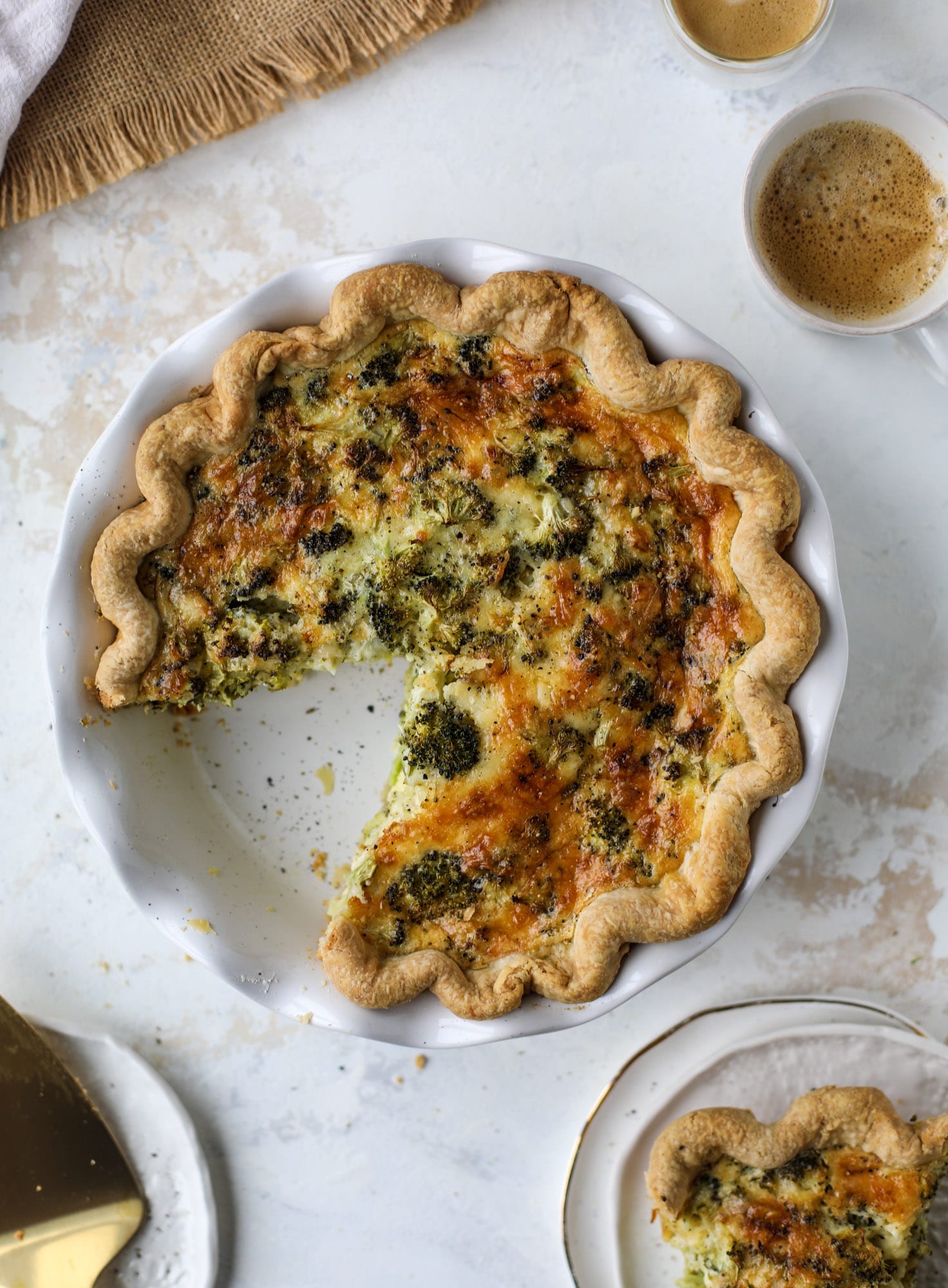 This broccoli cheese quiche is absolutely perfect for brunch, lunch or even dinner! It's delicious served warm or cold, perfect paired with a greens salad and is a recipe that can be made ahead of time! I howsweeteats.com #broccolicheese #quiche