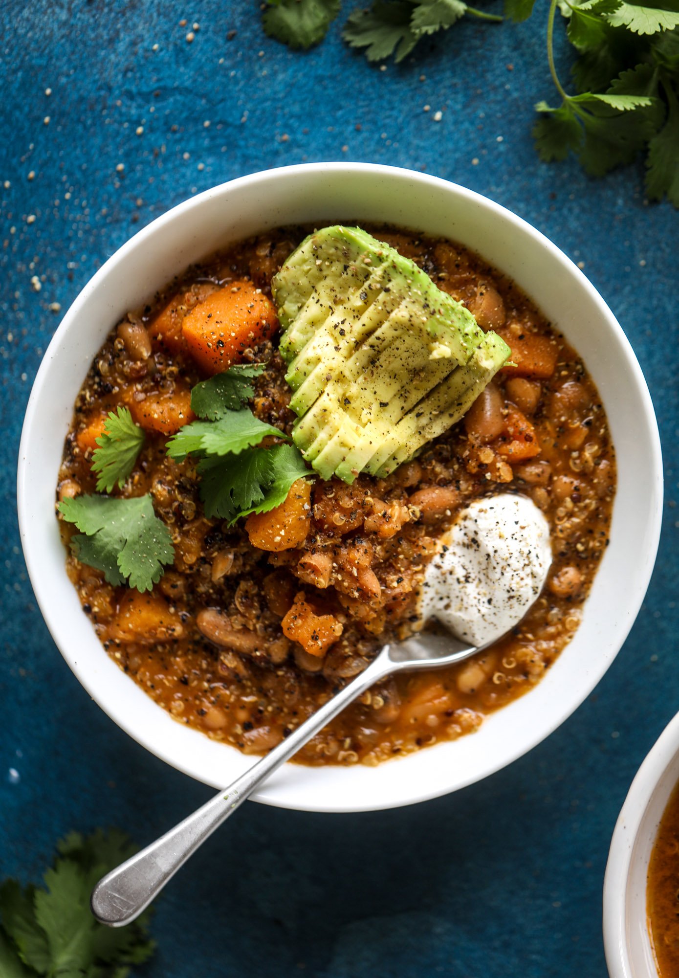 This butternut squash chili is super satisfying and delicious! It's made with pinto beans and quinoa, comes together quickly and is filling and perfect to reheat for lunches. Everything you want in a vegetarian chili! I howsweeteats.com #butternutsquash #chili