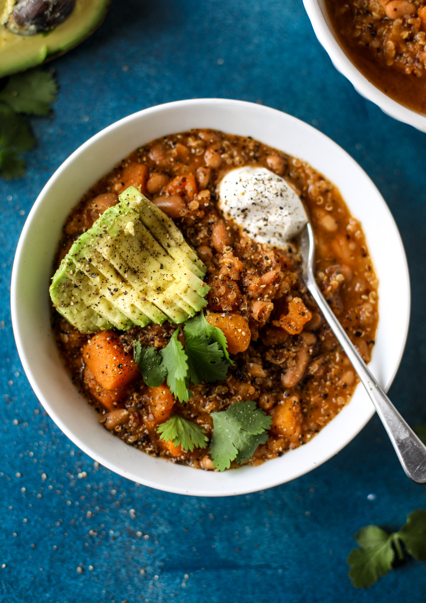 This butternut squash chili is super satisfying and delicious! It's made with pinto beans and quinoa, comes together quickly and is filling and perfect to reheat for lunches. Everything you want in a vegetarian chili! I howsweeteats.com #butternutsquash #chili