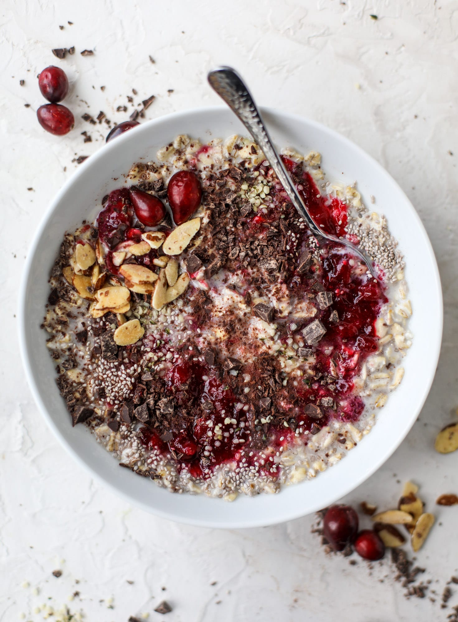 These leftover cranberry overnight oats are the perfect post-Thanksgiving breakfast! Leftover cranberry sauce and dark chocolate come together to flavor chewy, chilled overnight oats. Add on sliced almonds, chia seeds and hemp hearts for more deliciousness! I howsweeteats.com #overnight #oats