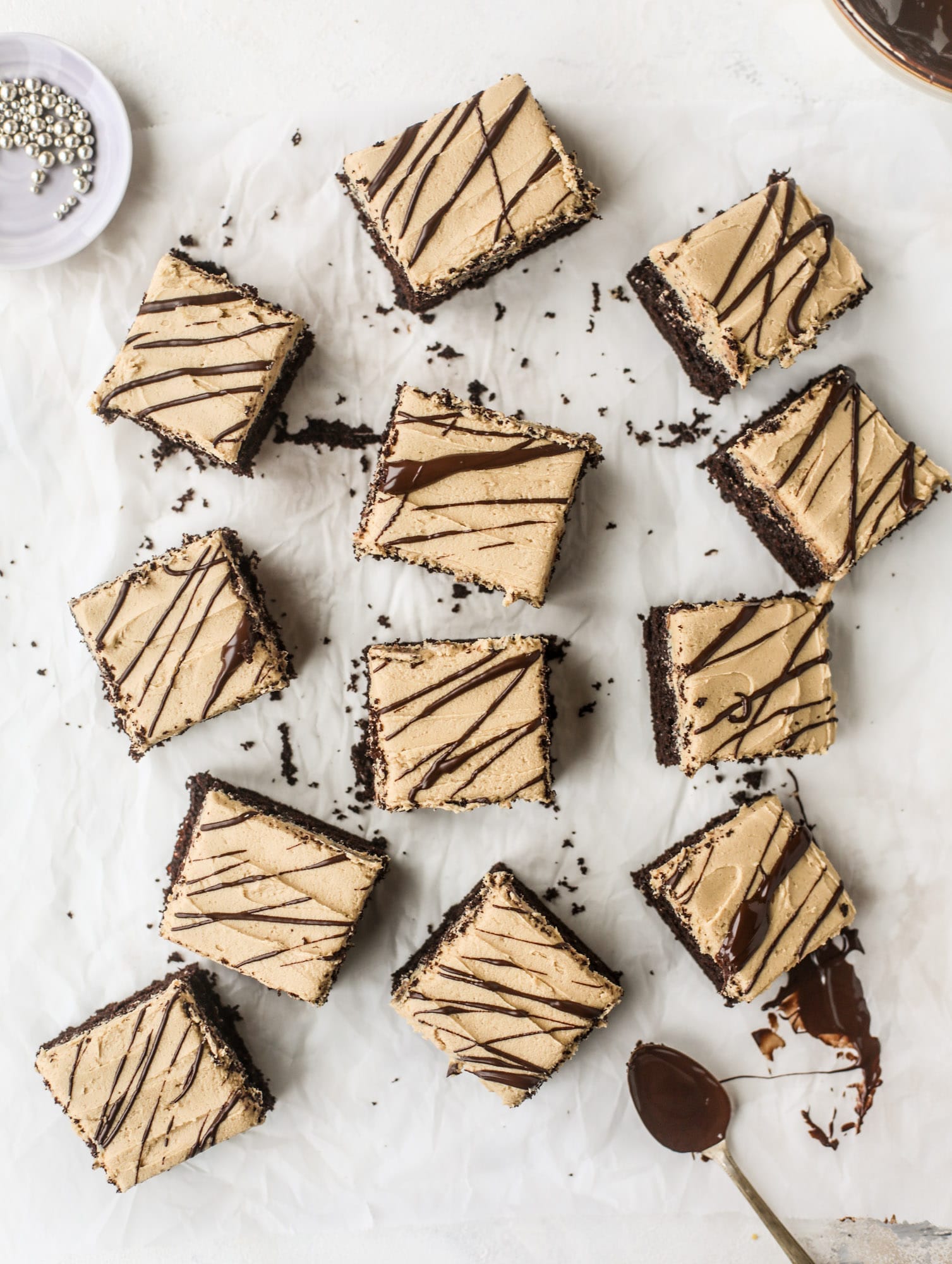 Easy chocolate peanut butter cake is the way to my heart. Moist chocolate cake, fluffy peanut butter frosting. It's the perfect dessert, anytime! I howsweeteats.com #chocolatepeanutbutter #cake