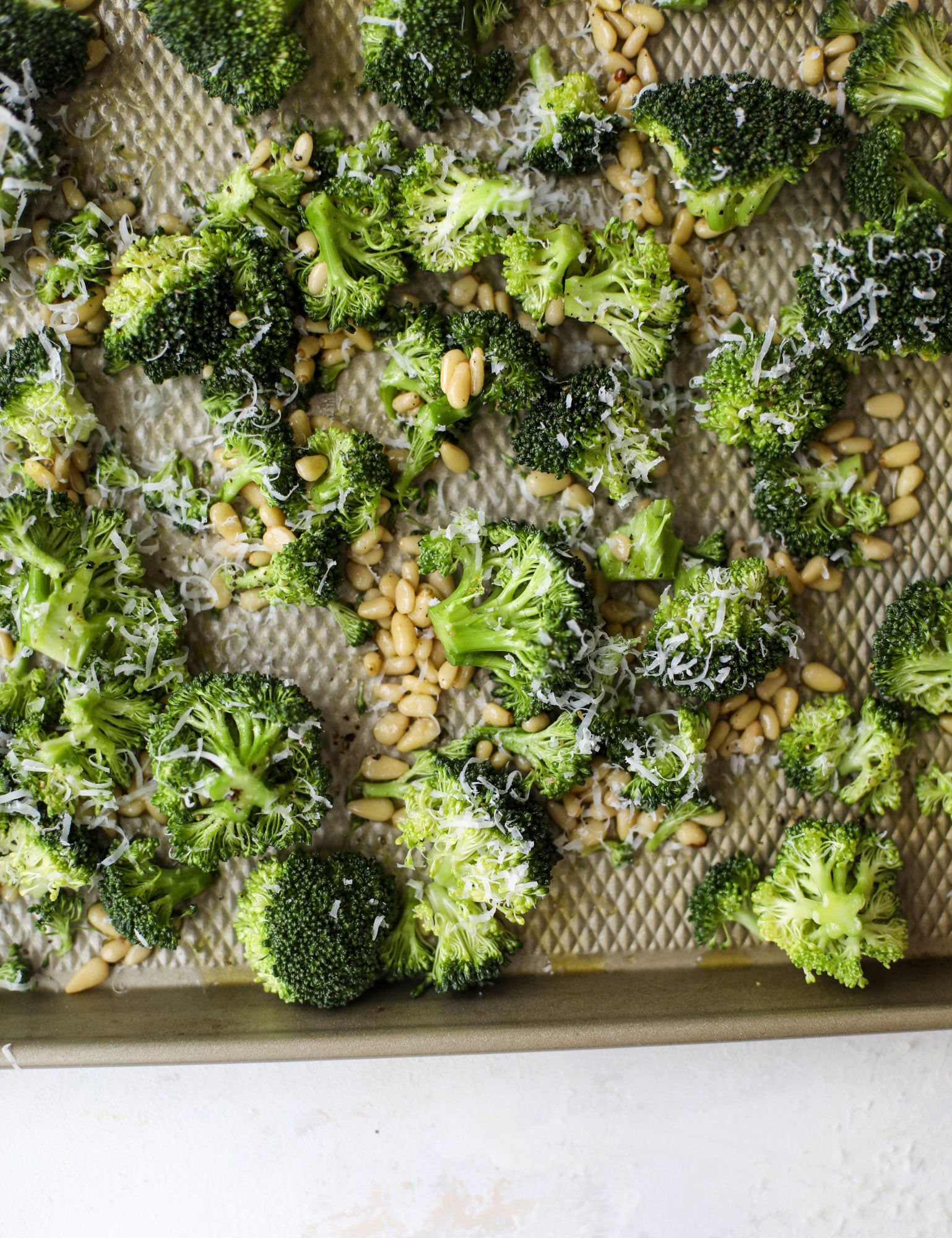 This parmesan roasted broccoli is irresistiable and will turn even the biggest broccoli haters into broccoli lovers! Major flavor in this roasted broccoli! I howsweeteats.com #parmesan #roastedbroccoli