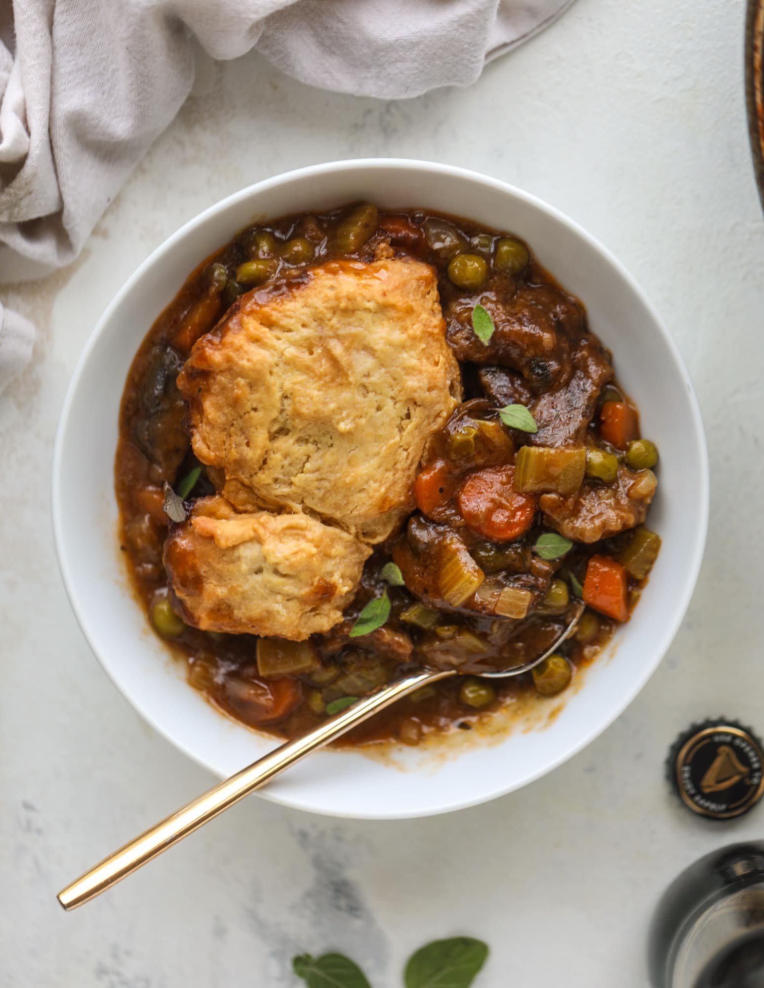  A perfect cold weather comfort food meal, Guiness pot pie has tender, fall-apart beef, lots of vegetables and is topped with buttery beer bread biscuits! I howsweeteats.com #guinness #potpie