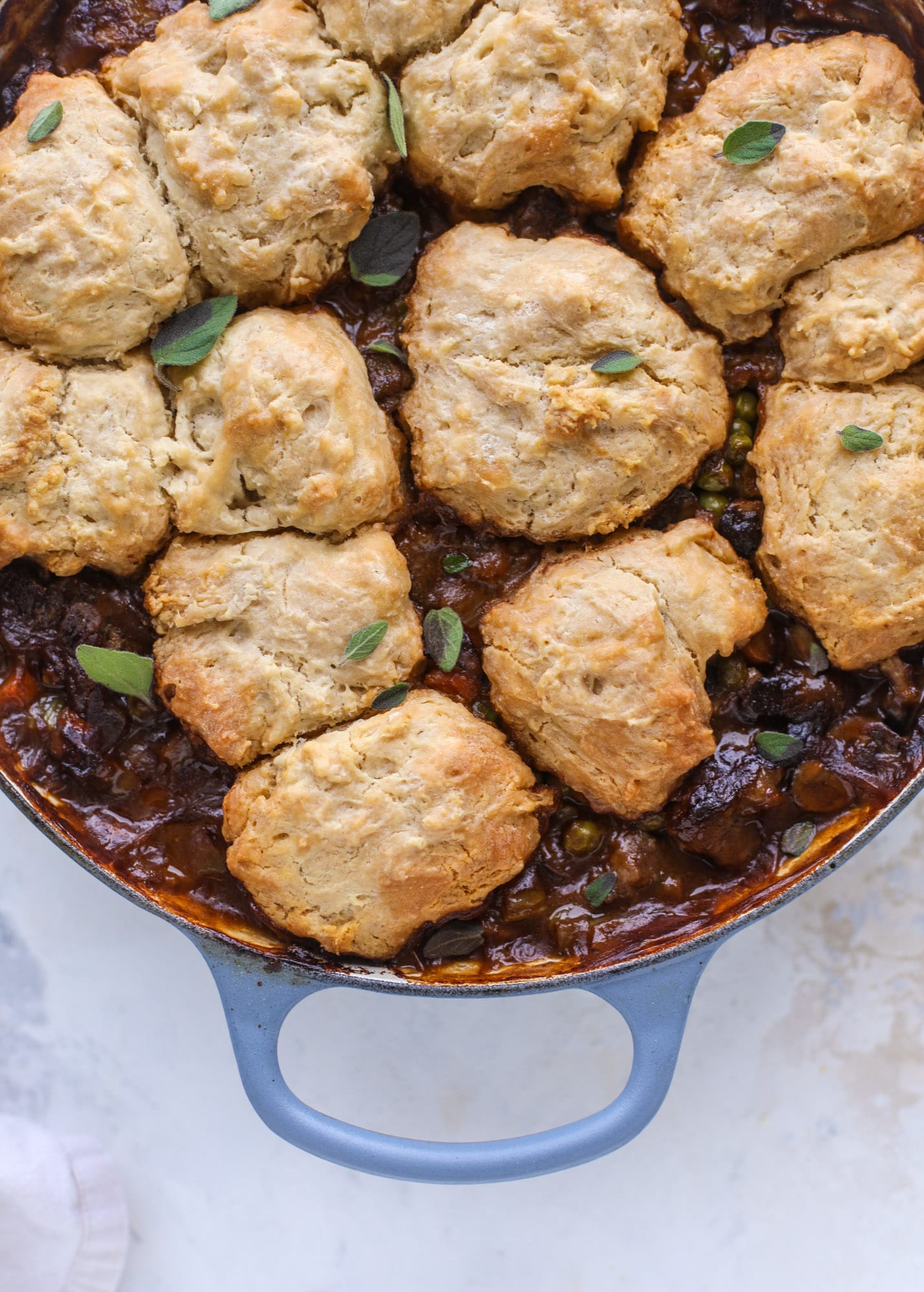  A perfect cold weather comfort food meal, Guiness pot pie has tender, fall-apart beef, lots of vegetables and is topped with buttery beer bread biscuits! I howsweeteats.com #guinness #potpie