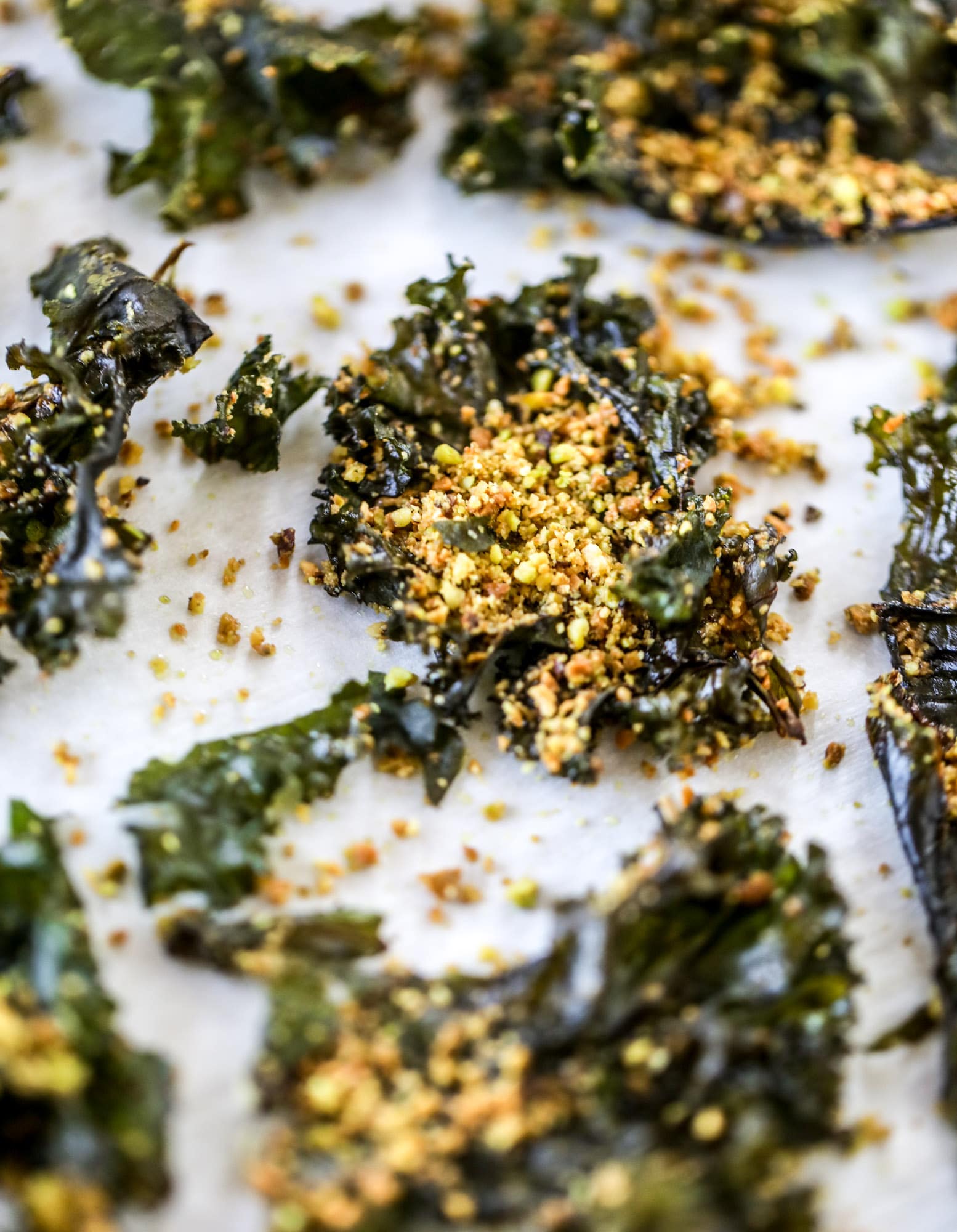Parmesan pistachio kale chips are an easy and healthy snack - fully of nutty, cheesy flavor and crispy like regular chips! I howsweeteats.com