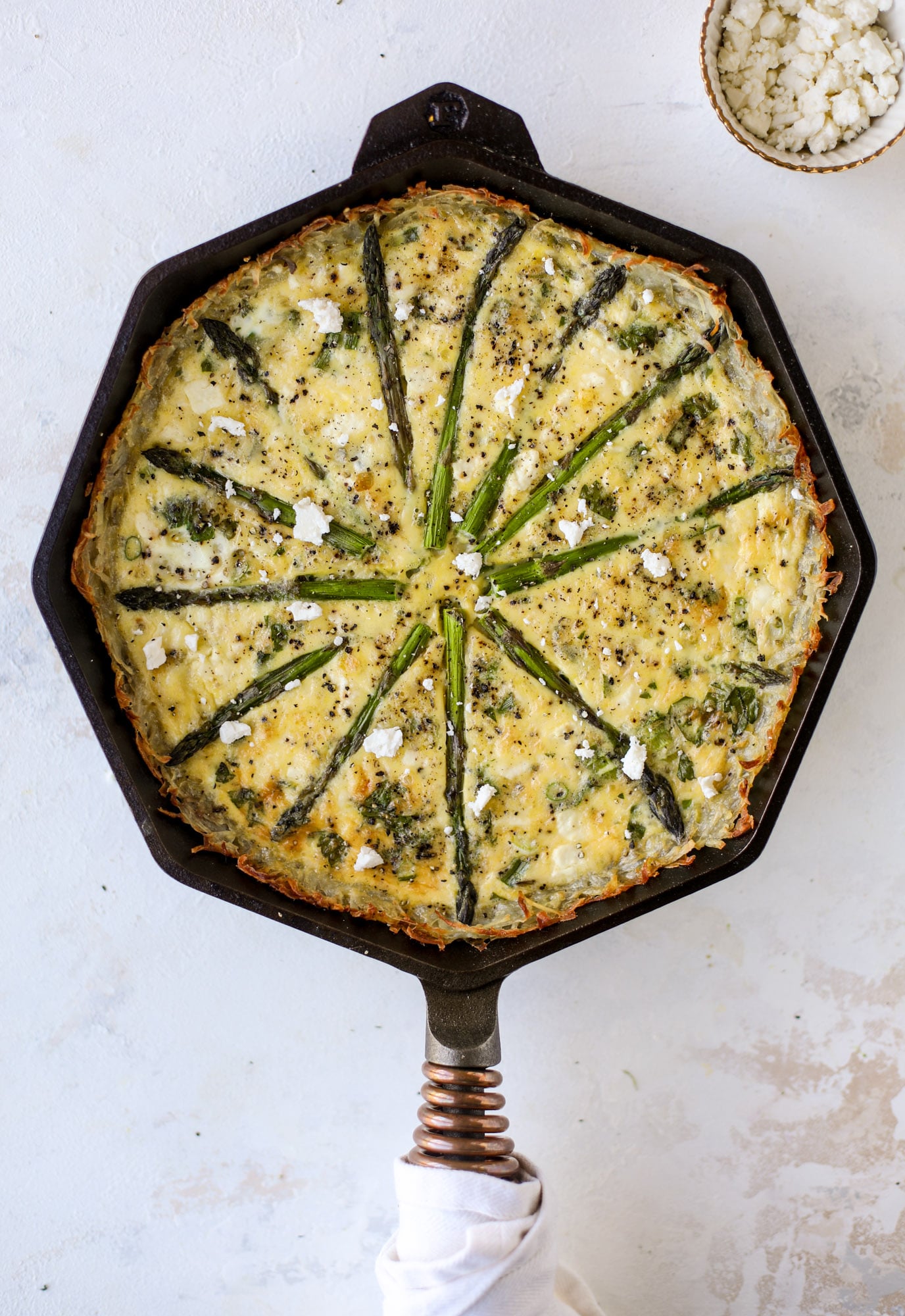 This hash brown quiche is such a fantastic meal! Perfect for brunch or dinner, the bottom is a crispy hash brown crust and the filling is divine. I howsweeteats.com #hashbrown #quiche