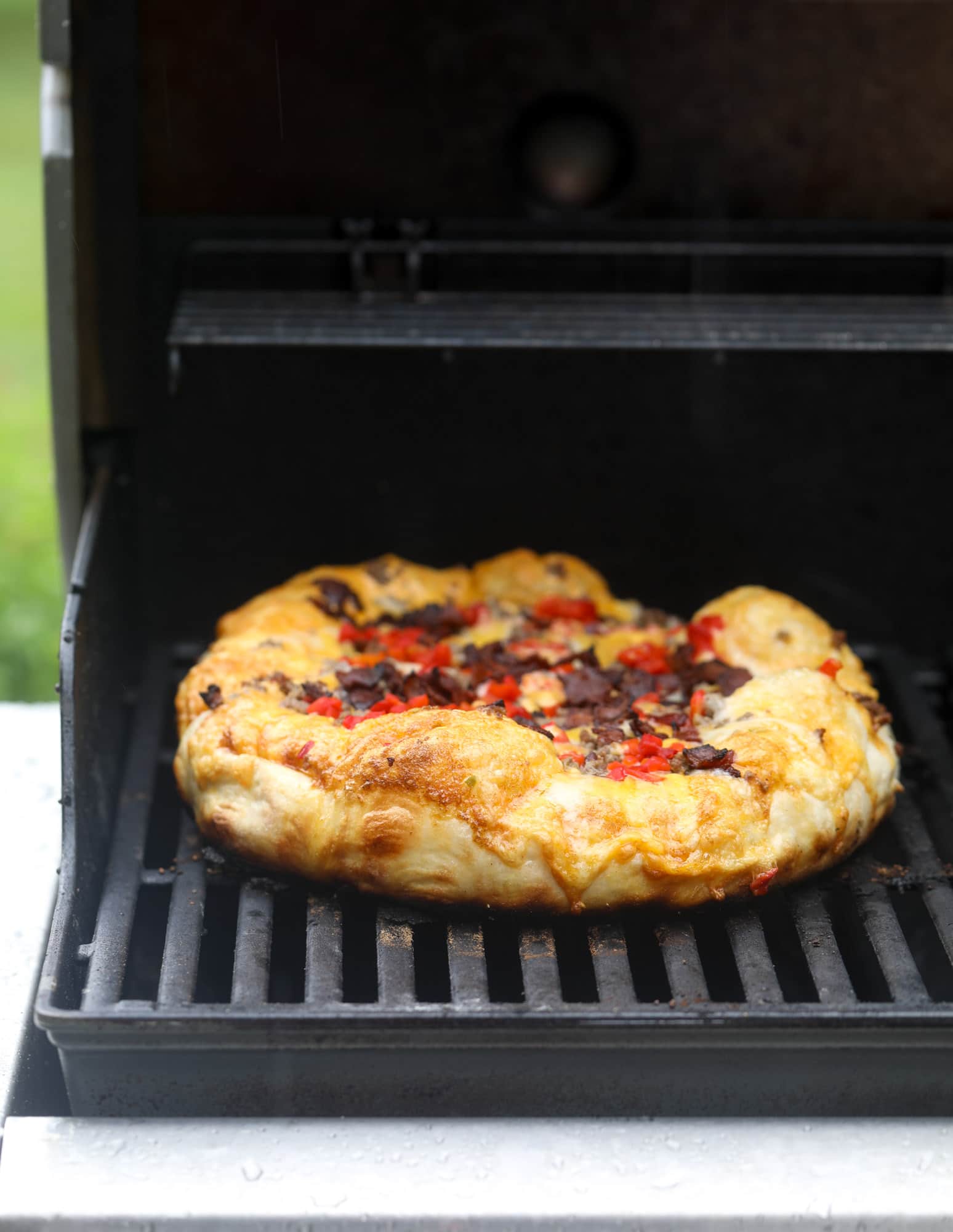 pizza on the grill 