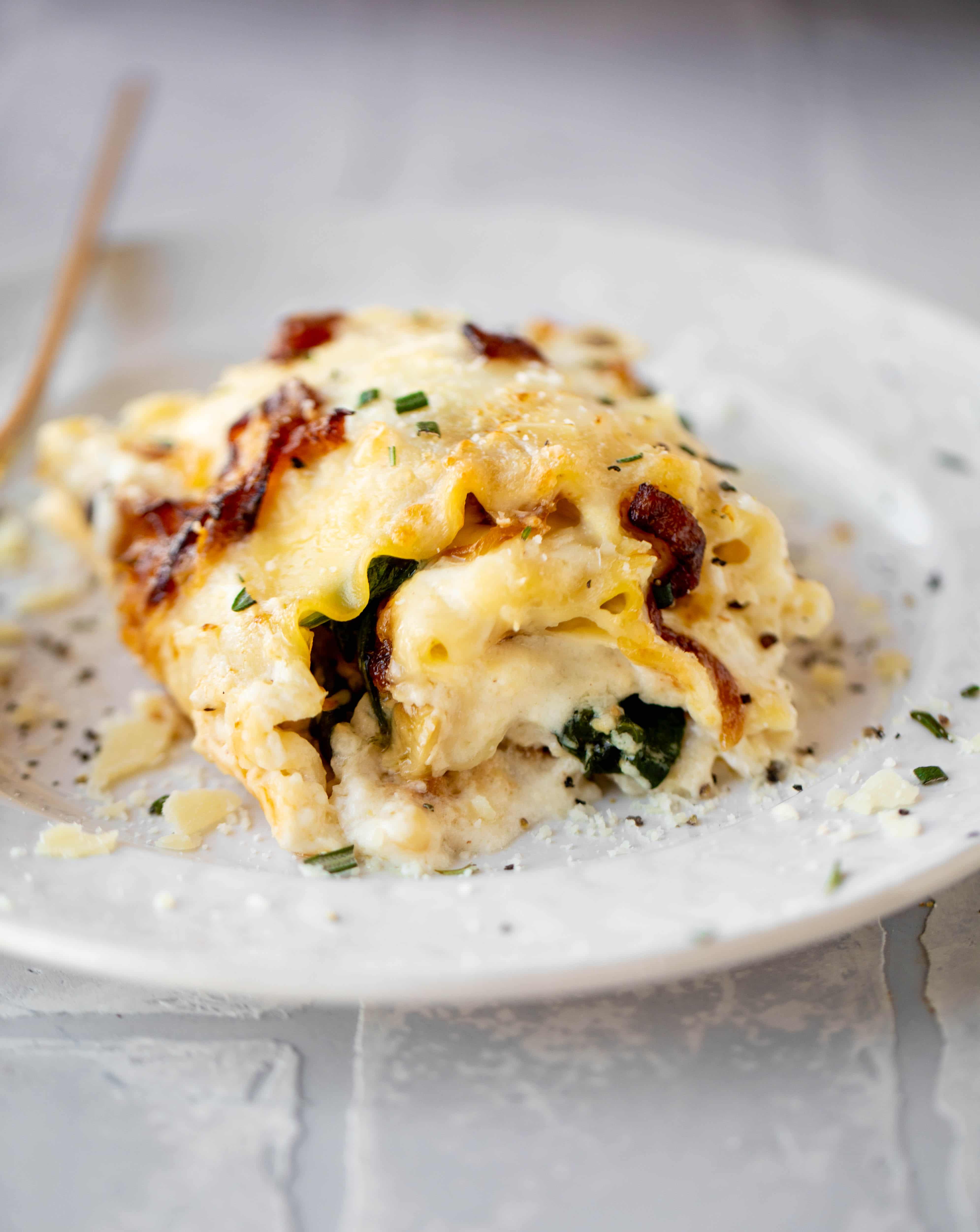 These french onion chicken lasagna roll ups are loaded with flavor! Creamy sauce, chicken, spinach, caramelized onions and gruyere cheese. Love!