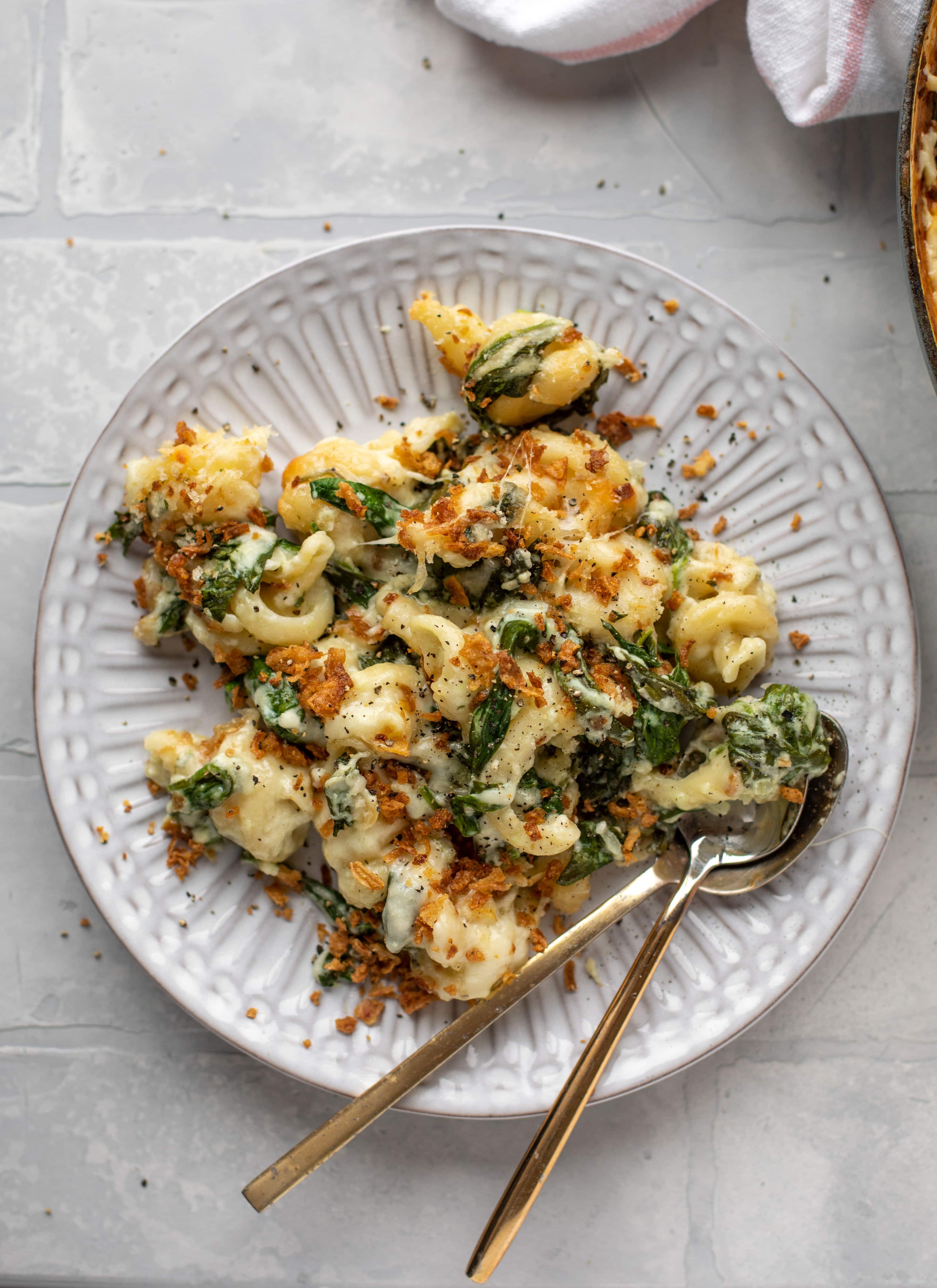 This creamed spinach mac and cheese is a dreamy, cheesy mac and cheese dish with tons of fresh baby spinach! Super comforting and flavorful. 