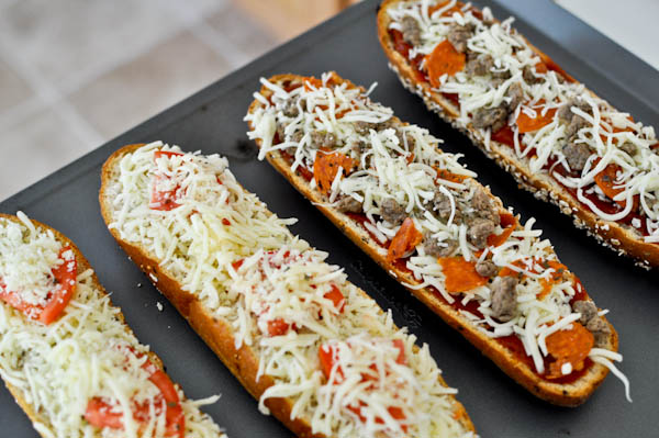 Homemade French Bread Pizzas I howsweeteats.com