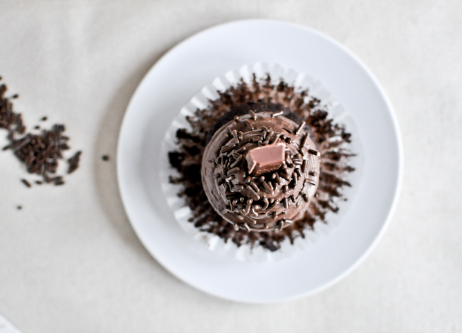 Chocolate Lover's Cupcakes I howsweeteats.com