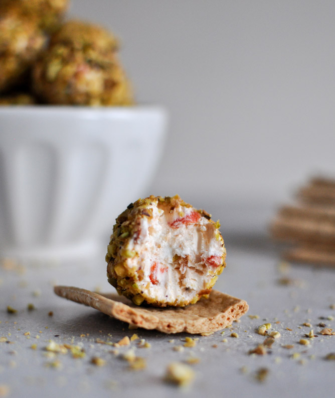 Roasted Red Pepper + Bacon Goat Cheese Truffles I howsweeteats.com