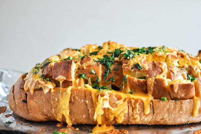 Cheddar Tailgating Bread I howsweeteats.com