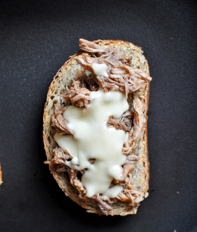 Crockpot Pulled Pork + Beer Cheese Grilled Cheese Sandwiches I howsweeteats.com