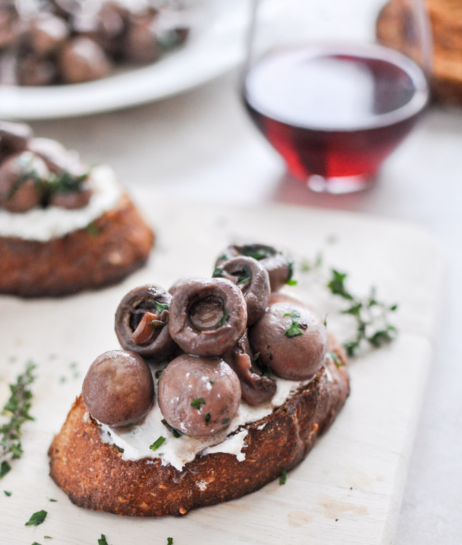 Red Wine Roasted Mushrooms on Goat Cheese Garlic Toasts I howsweeteats.com