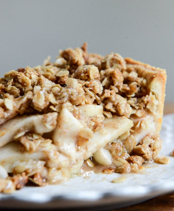Cider Boubon Apple Pie with Oatmeal Cookie Crumble I howsweeteats.com