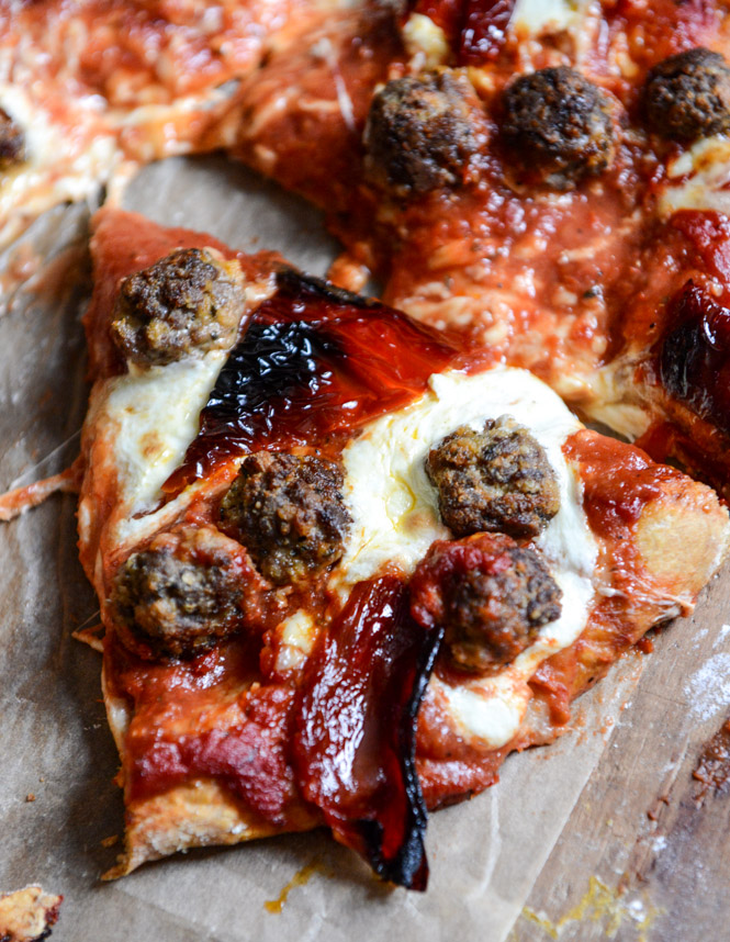 Mini Meatball Pizza with Fresh Mozzarella + Roasted Red Peppers I howsweeteats.com