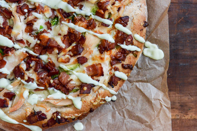 thanksgiving leftovers: turkey, bacon and avocado ranch pizza I howsweeteats.com