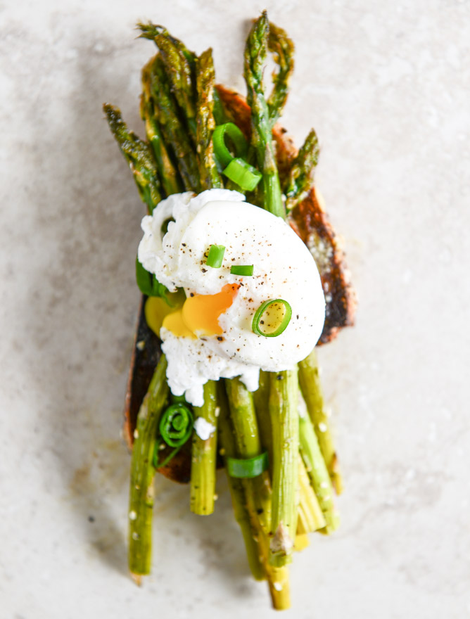 Roasted Sesame Asparagus Toasts with Poached Eggs I howsweeteats.com