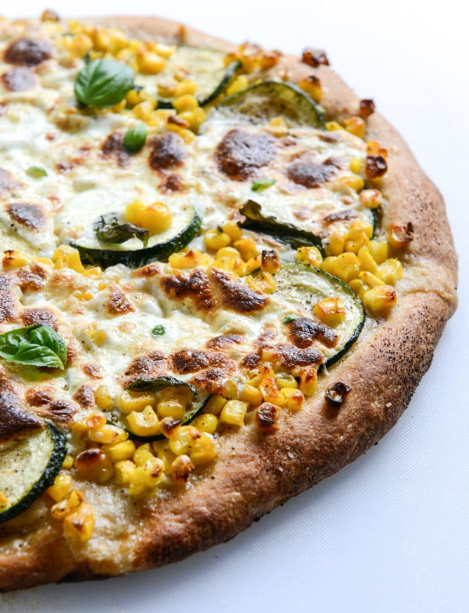 sweet corn, zucchini and fresh mozzarella pizza I howsweeteats.com