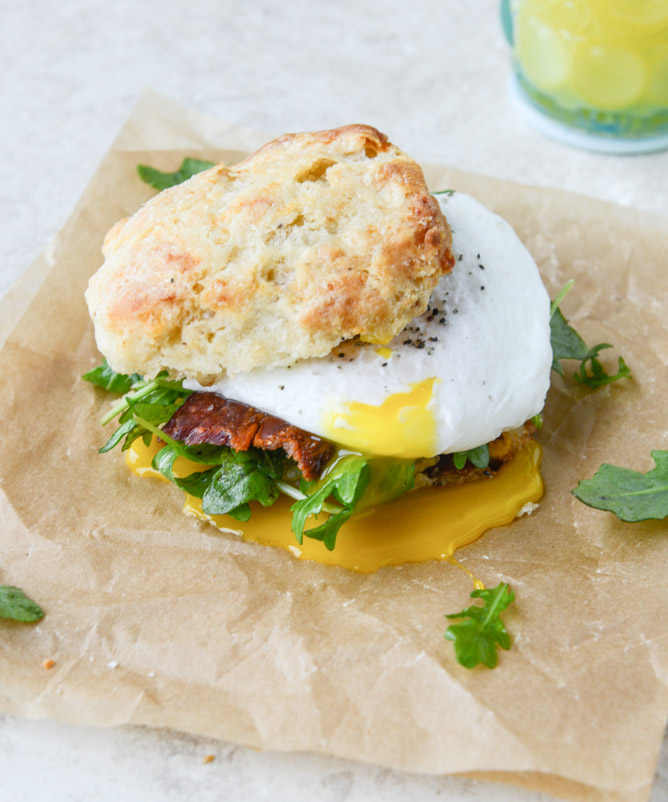 havarti breakfast biscuits with jalapeno, bacon and arugula I howsweeteats.com