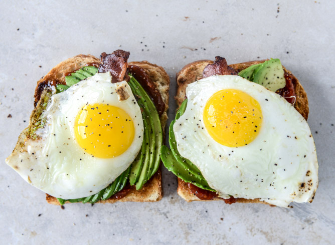 avocado, bacon and egg toast with quick tomato jam by @howsweeteats I howsweeteats.com