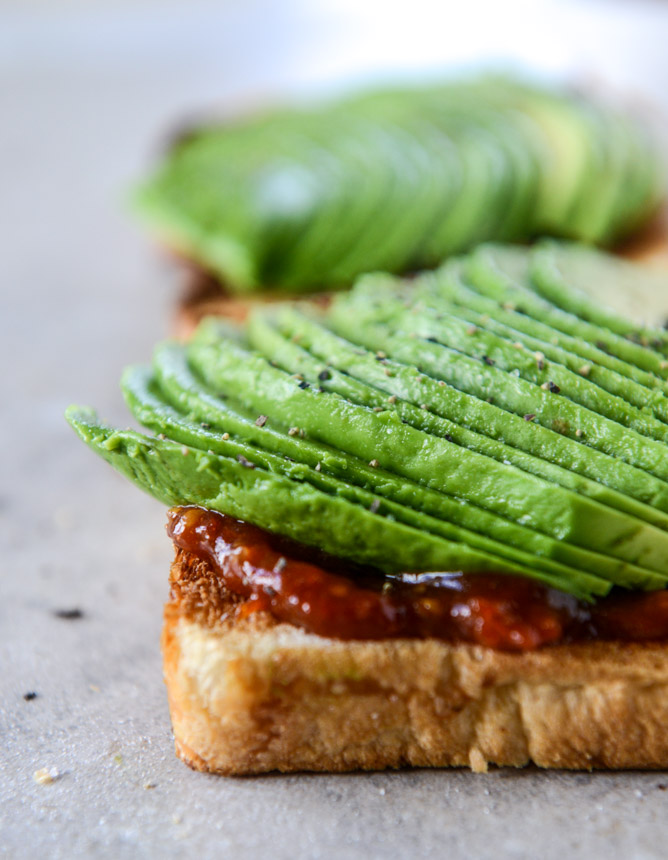 avocado, bacon and egg toast with quick tomato jam by @howsweeteats I howsweeteats.com