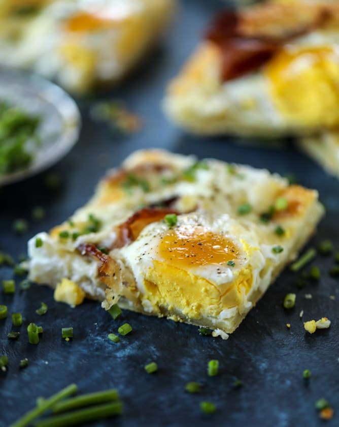 puff pastry breakfast pizza I howsweeteats.com #breakfast #pizza #puffpastry #brunch #christmas