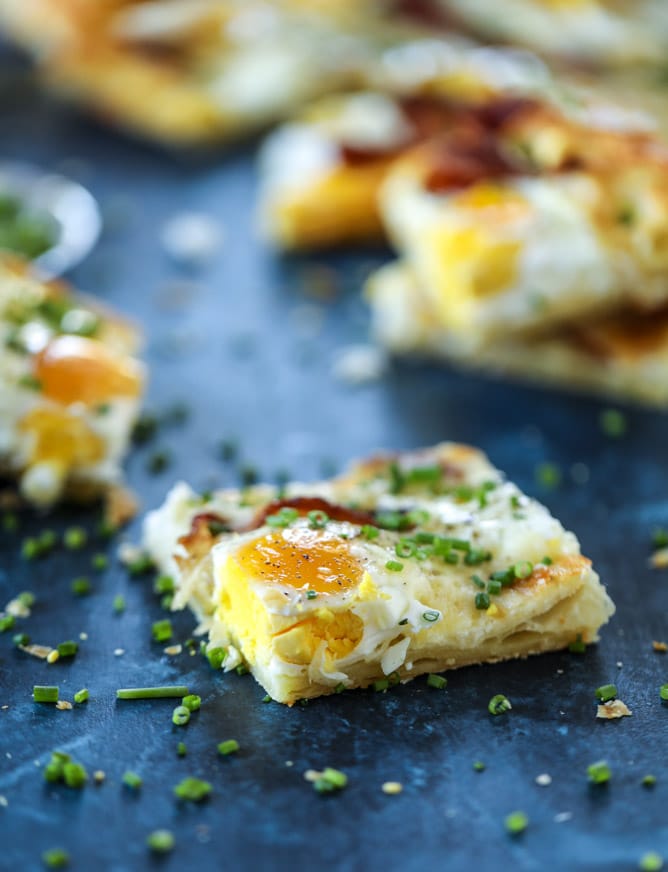 puff pastry breakfast pizza I howsweeteats.com #breakfast #pizza #puffpastry #brunch #christmas