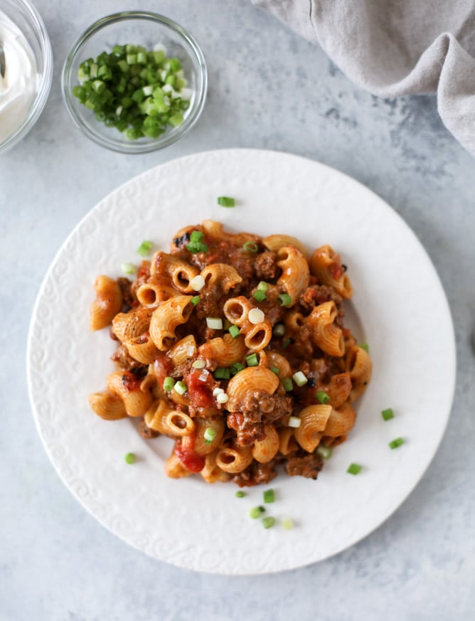 one pot chili cheese pasta I howsweeteats.com #onepotpasta #chili #cheese #chilimac #beef