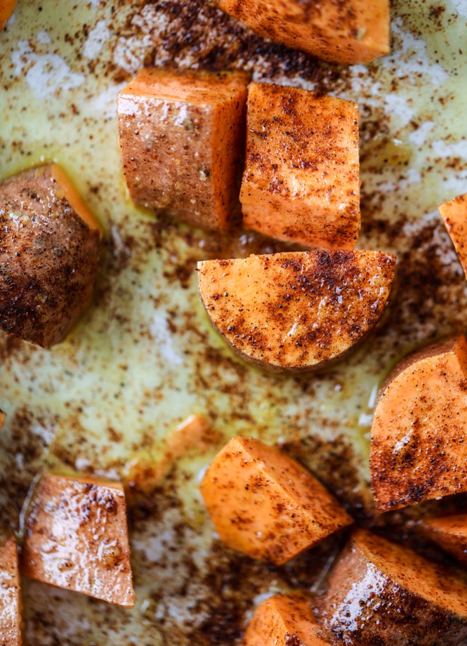 chipotle caramel sweet potato burrito bowls I howsweeteats.com #burritobowls #vegetarian #quinoa #sweetpotatoes 