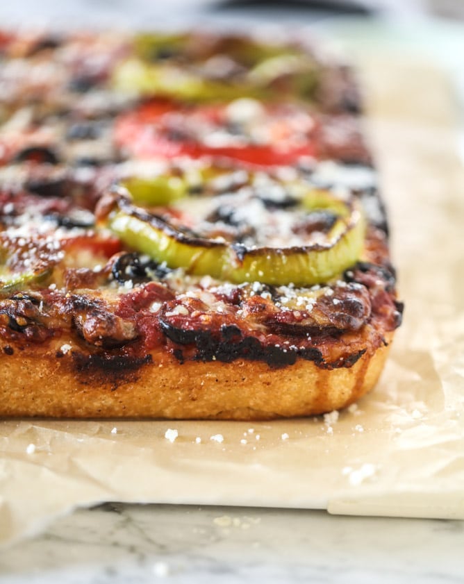 veggie supreme detroit style pizza I howsweeteats.com #detroitstyle #pizza #pizzasupreme #veggiepizza #vegetarian 
