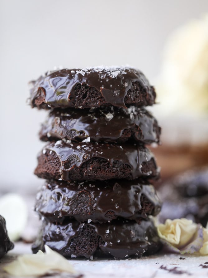 salted dark chocolate fudge donuts I howsweeteats.com #chocolate #donuts #doughtnuts #salted #fudge
