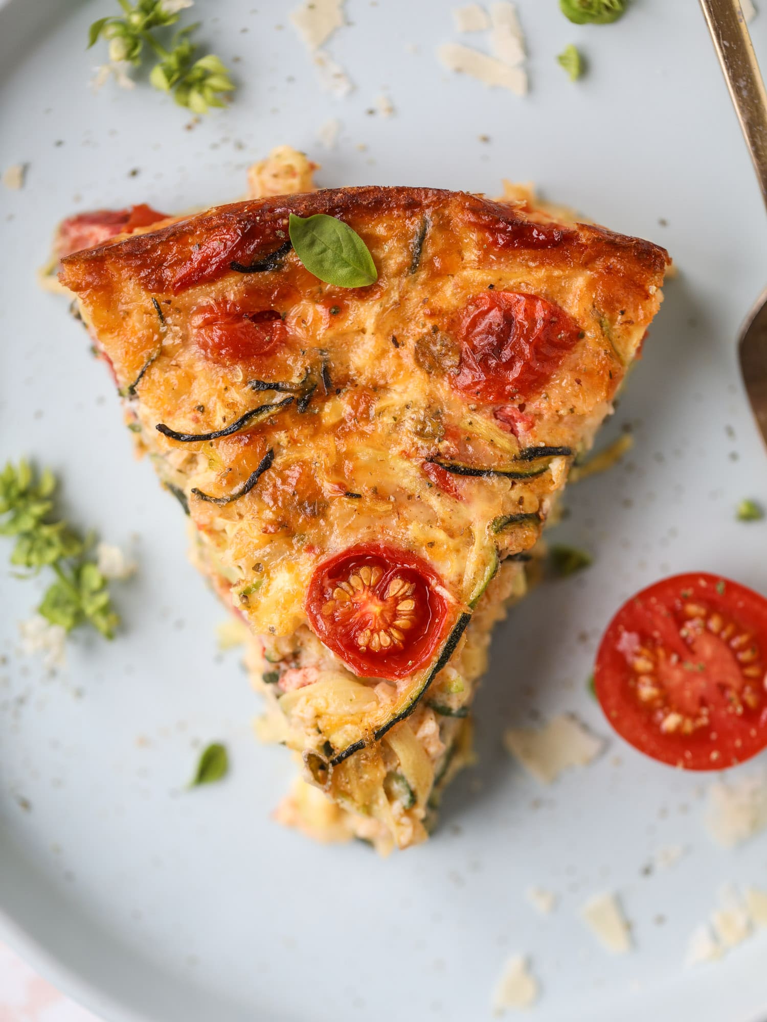 This zucchini pie recipes is absolutely divine and perfect for breakfast or dinner! Completely with garlic and blistered tomatoes, it combines cheese and egg to make a to-die-for frittata-like dish that can be eaten hot or cold! I howsweeteats.com #zucchini #pie #tomatoes #eggs #recipes #garden #summer