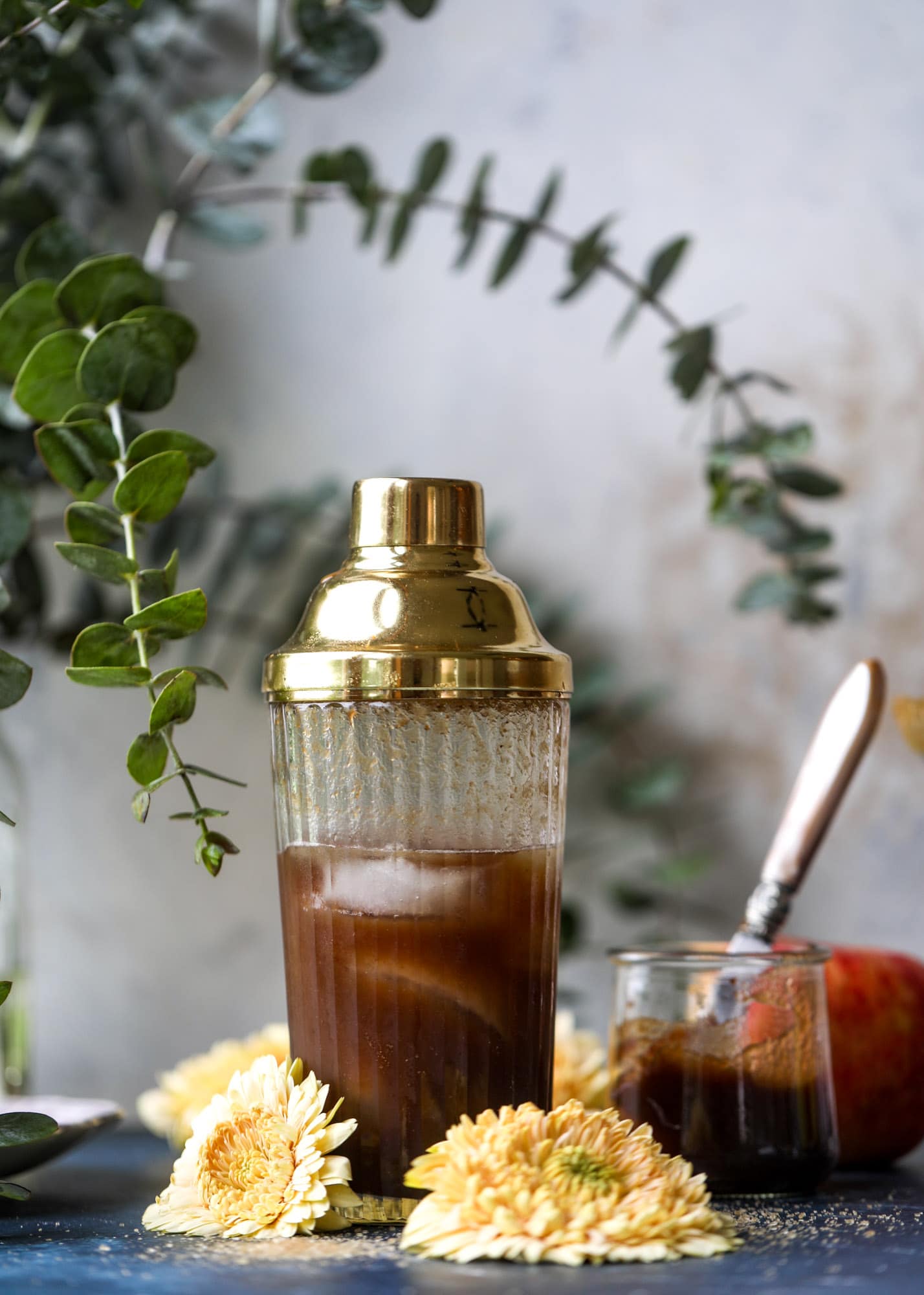 This apple butter cocktail is perfect for the fall season and incredible delicious! It's super simple too: you need apple butter, bourbon and ginger ale or ginger beer. A cinnamon sugar rim and a fig garnish make it super pretty. YUM. I howsweeteats.com #apple #butter #cocktail #bourbon #fizz