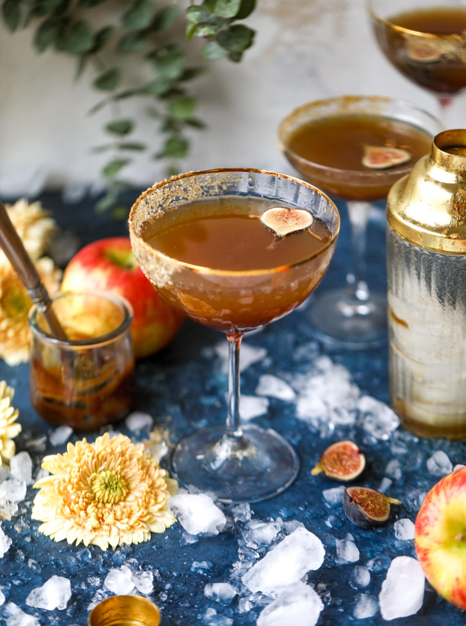This apple butter cocktail is perfect for the fall season and incredible delicious! It's super simple too: you need apple butter, bourbon and ginger ale or ginger beer. A cinnamon sugar rim and a fig garnish make it super pretty. YUM. I howsweeteats.com #apple #butter #cocktail #bourbon #fizz