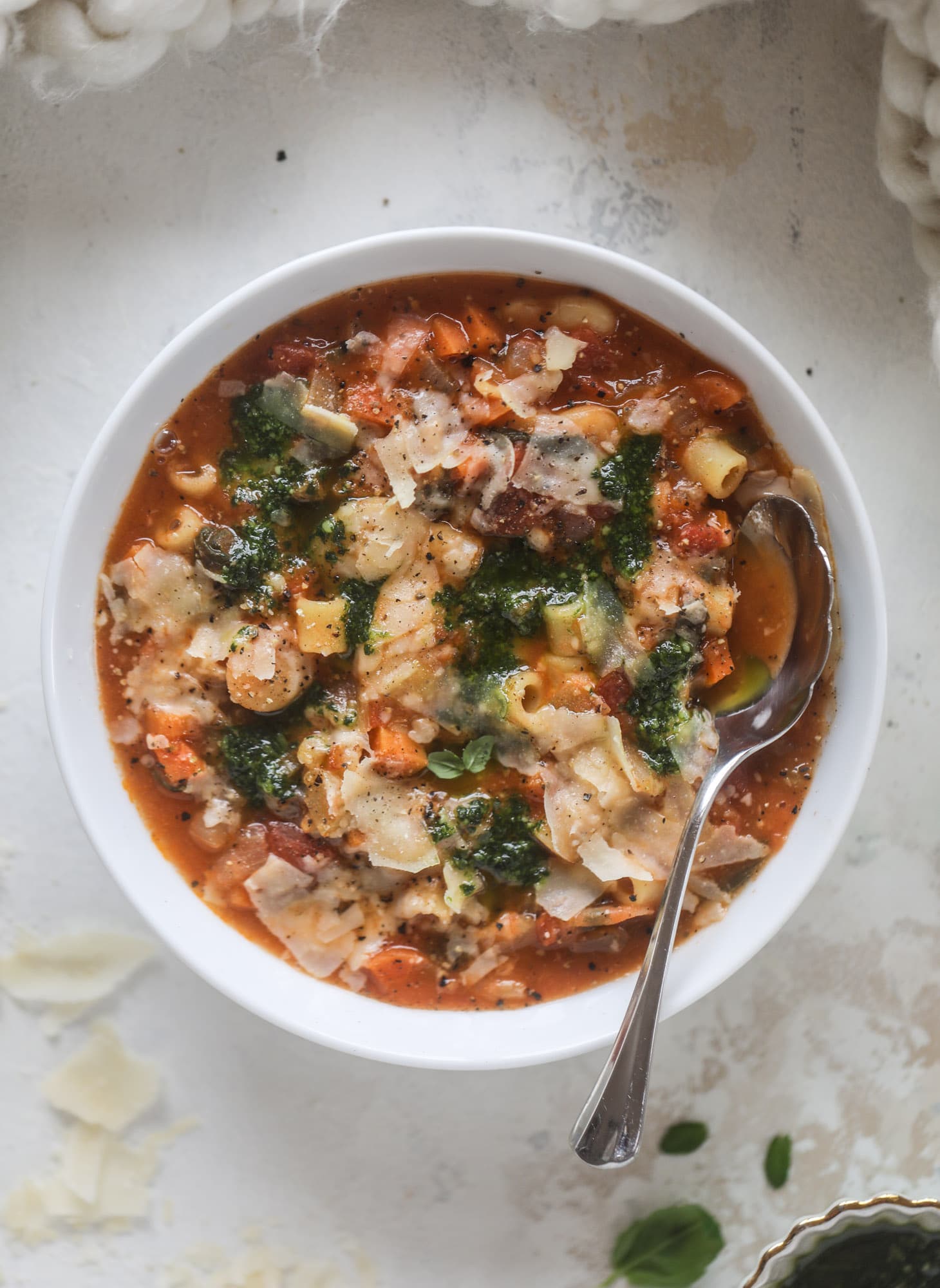 This fire roasted minestrone soup is like a huge in a bowl. Chock full of vegetables, fire roasted tomatoes and butter beans, the bowl is topped off with a delicious kale pesto that adds even more flavor. Satisfying, healthy and perfect for dinner! I howsweeteats.com #minestrone #soup