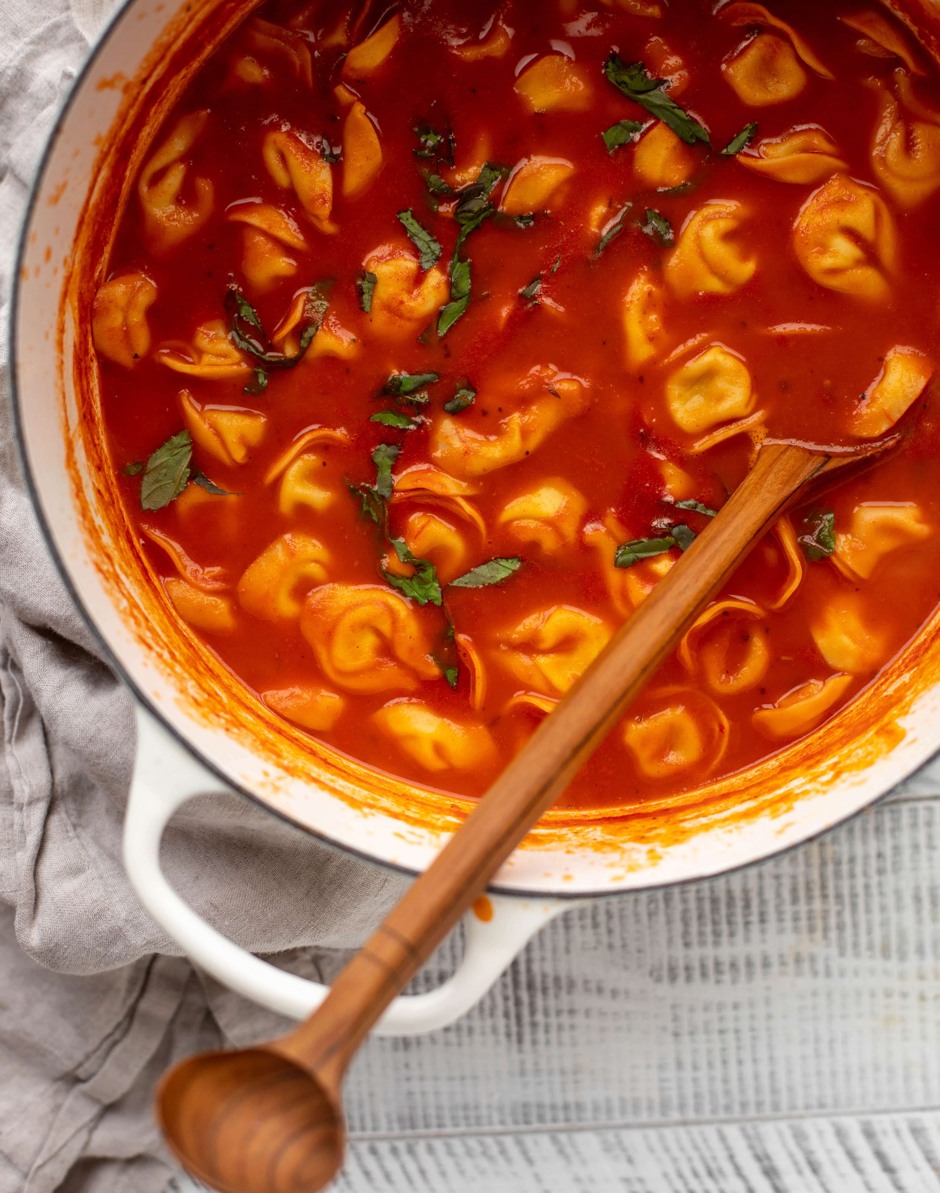 ¡Esta sopa de tortellini de tomate al curry tiene mucho sabor!  Sirva con tortellini con queso y tostadas de ajo con mantequilla marrón para la comida perfecta entre semana.