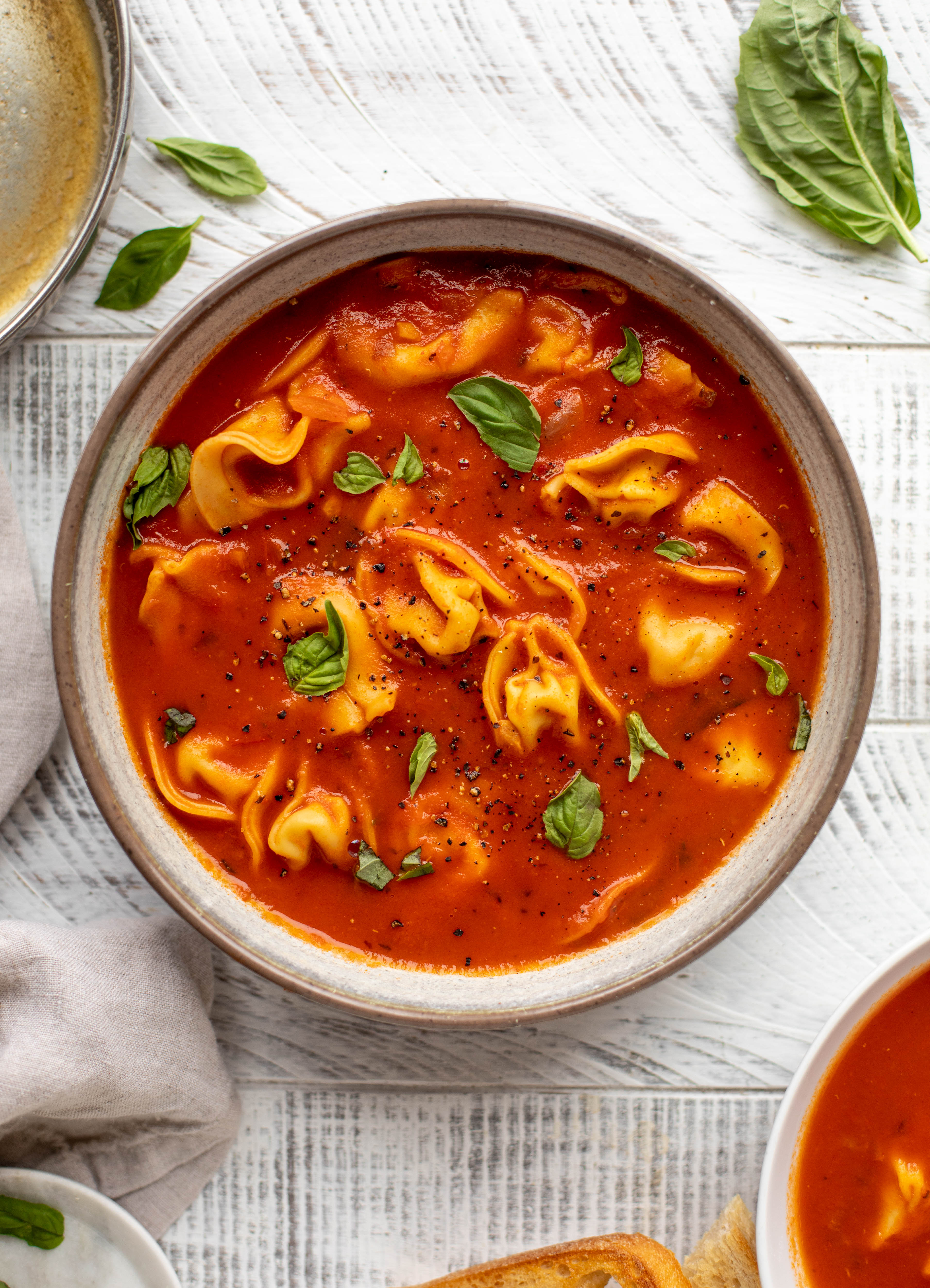 ¡Esta sopa de tortellini de tomate al curry tiene mucho sabor!  Sirva con tortellini con queso y tostadas de ajo con mantequilla marrón para la comida perfecta entre semana.