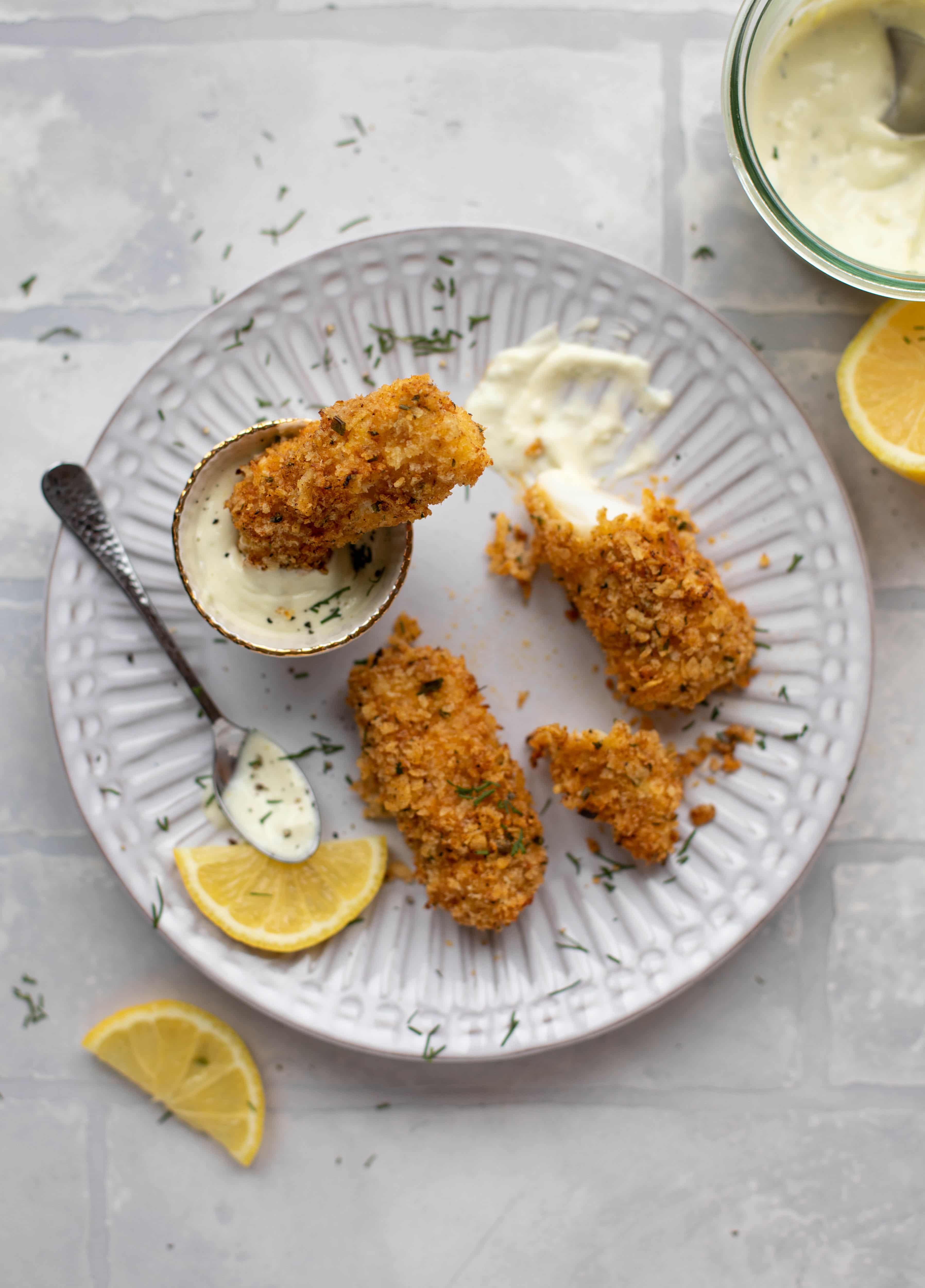 These crispy homemade fish sticks are flavored with lemon and garlic! They are super crunchy and delicious when dipped in the jalapeo tartar sauce.