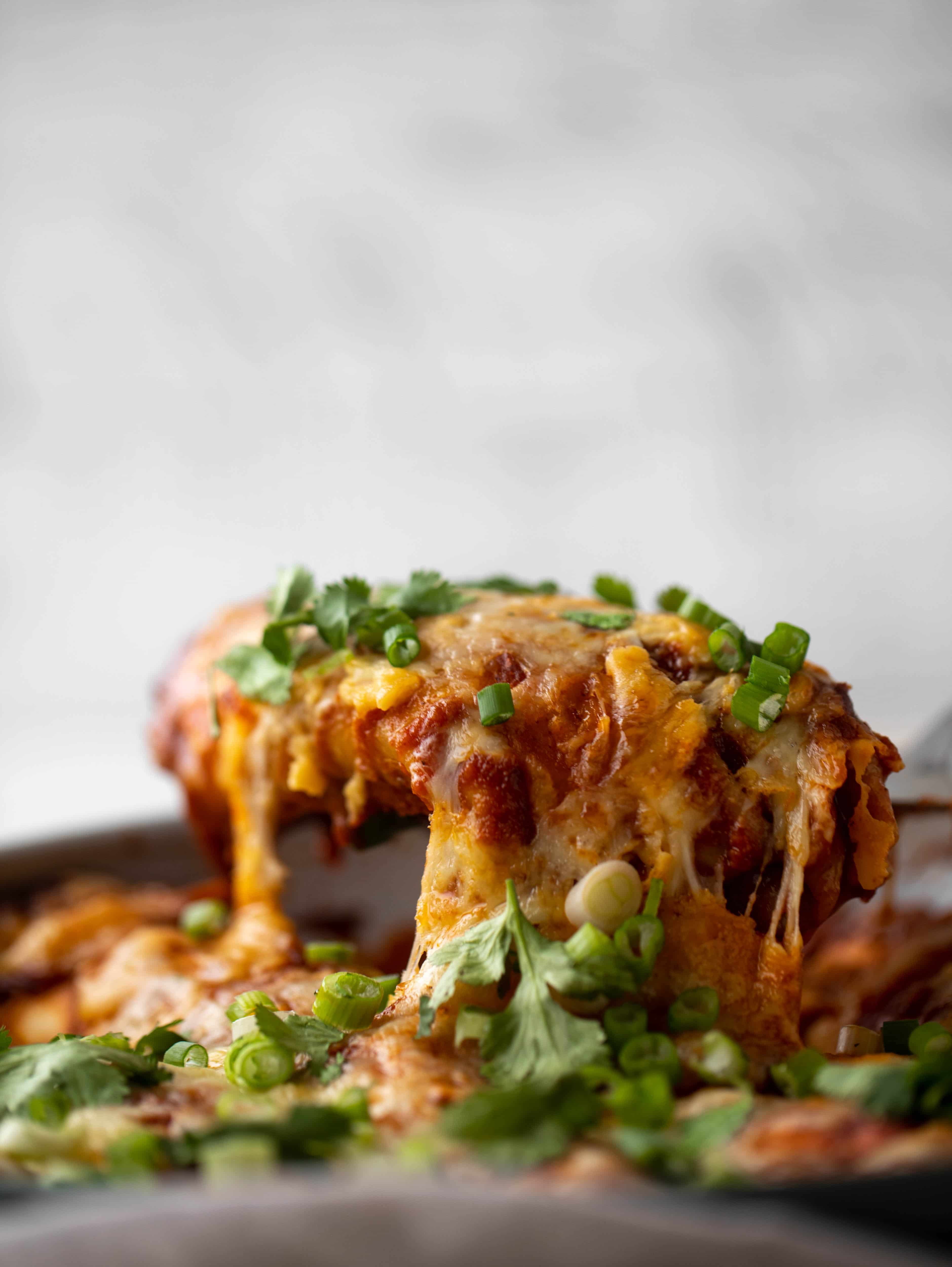 Chipotle Kuřecí pánev enchiladas jsou nabité chutí a tak rychle se spojují! Jsou to perfektní pikantní týdenní jídlo.