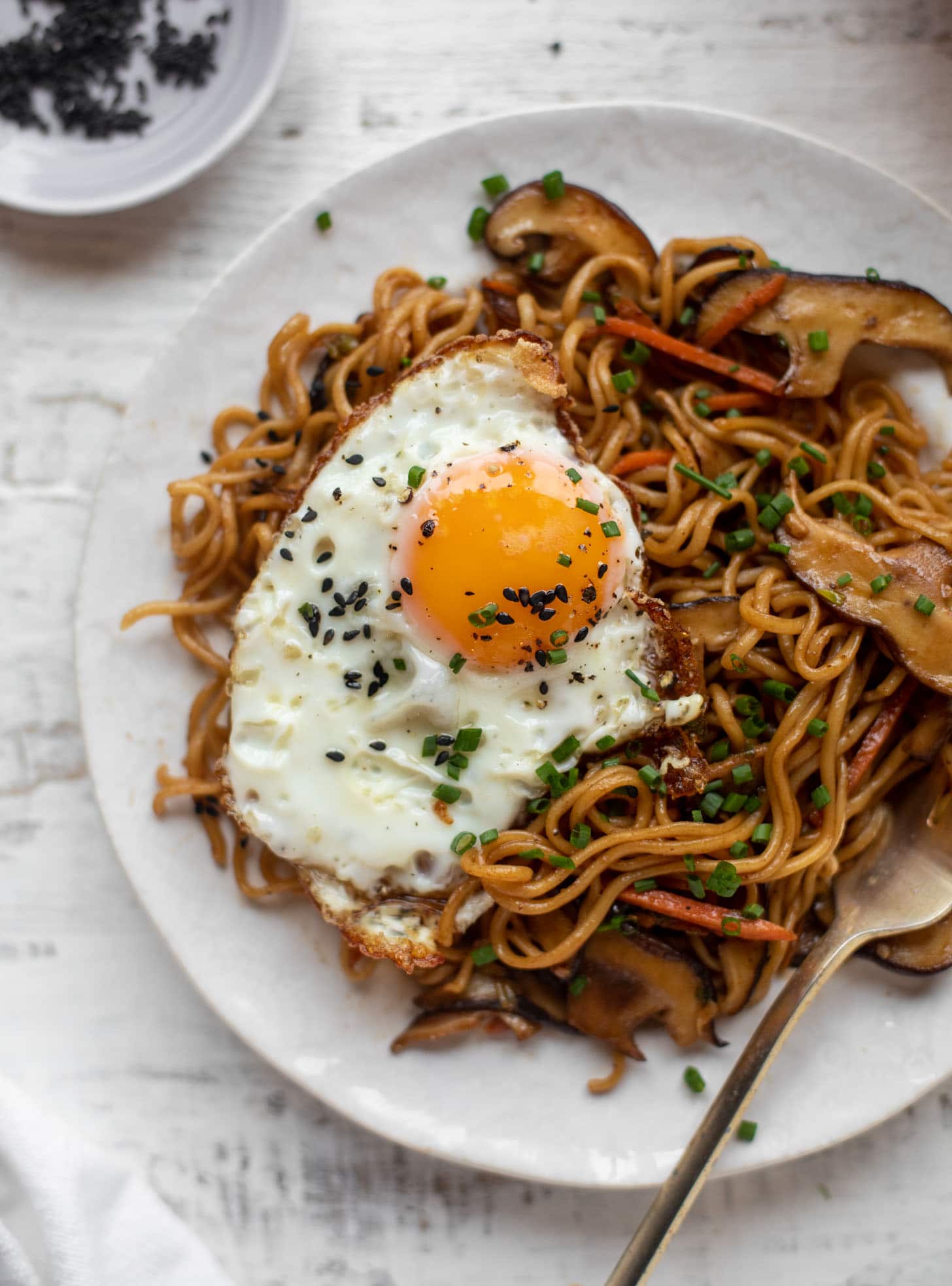 20 minute ramen noodles with sesame fried eggs
