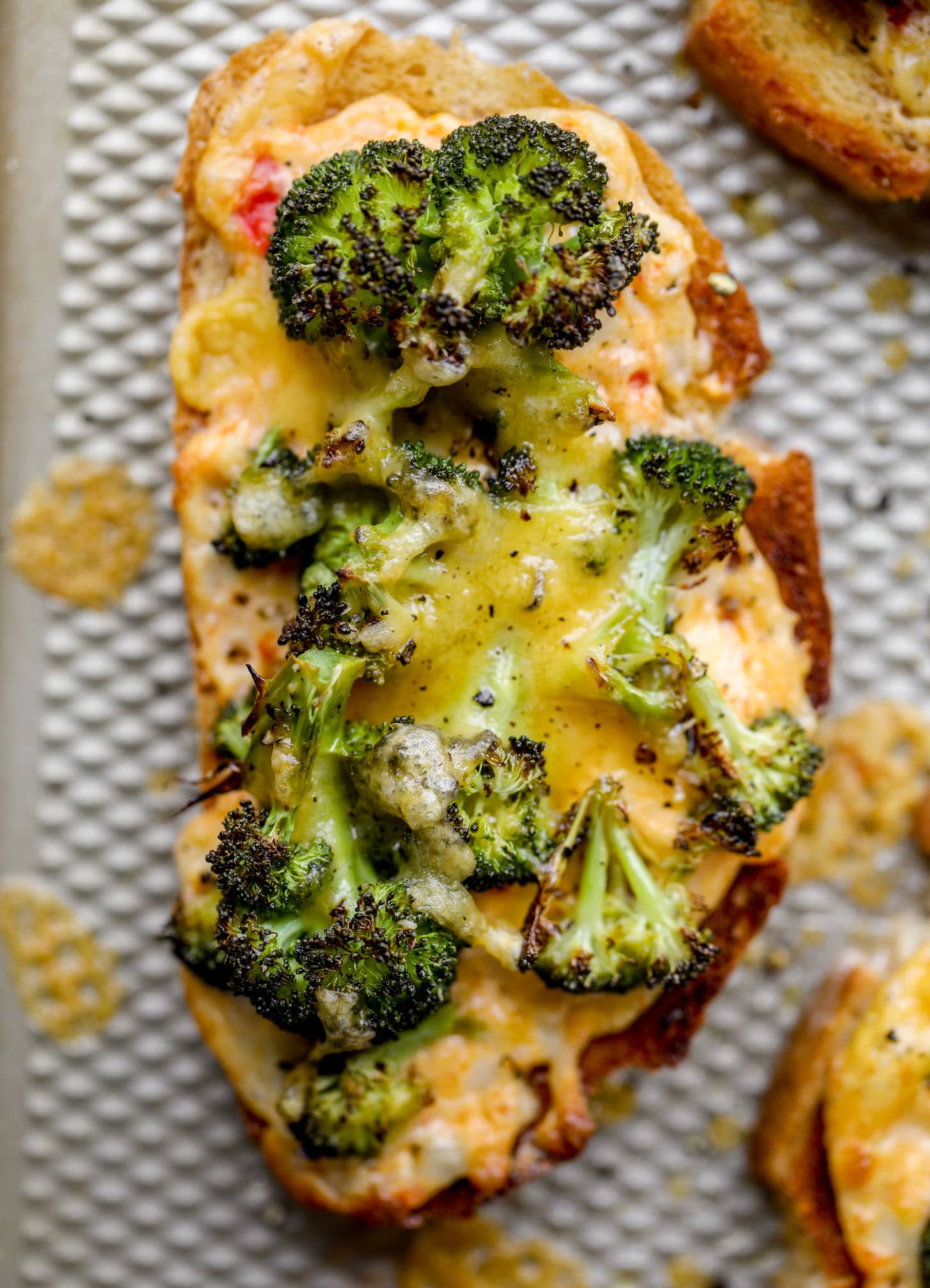 brócoli asado con queso y pimiento se derrite